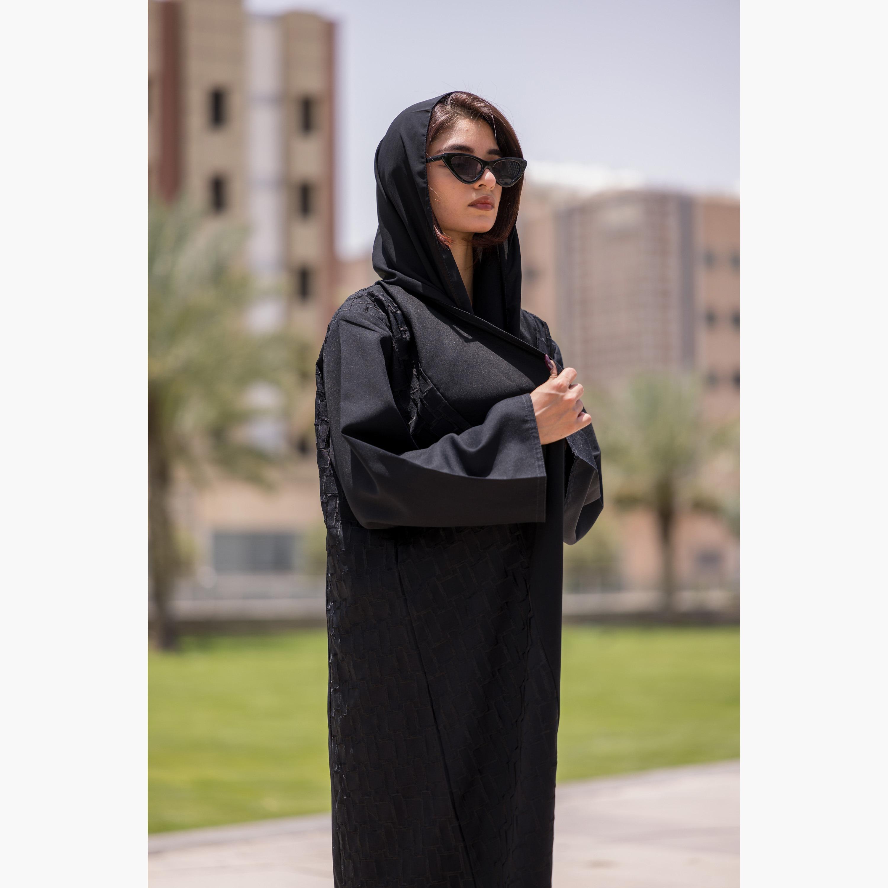 عباية نسائية مع حجاب سوداء مطرزة بفتحة أمامية وأكمام مطرزة من فاشون لاين-women-arabicclothing-abayas-image-4