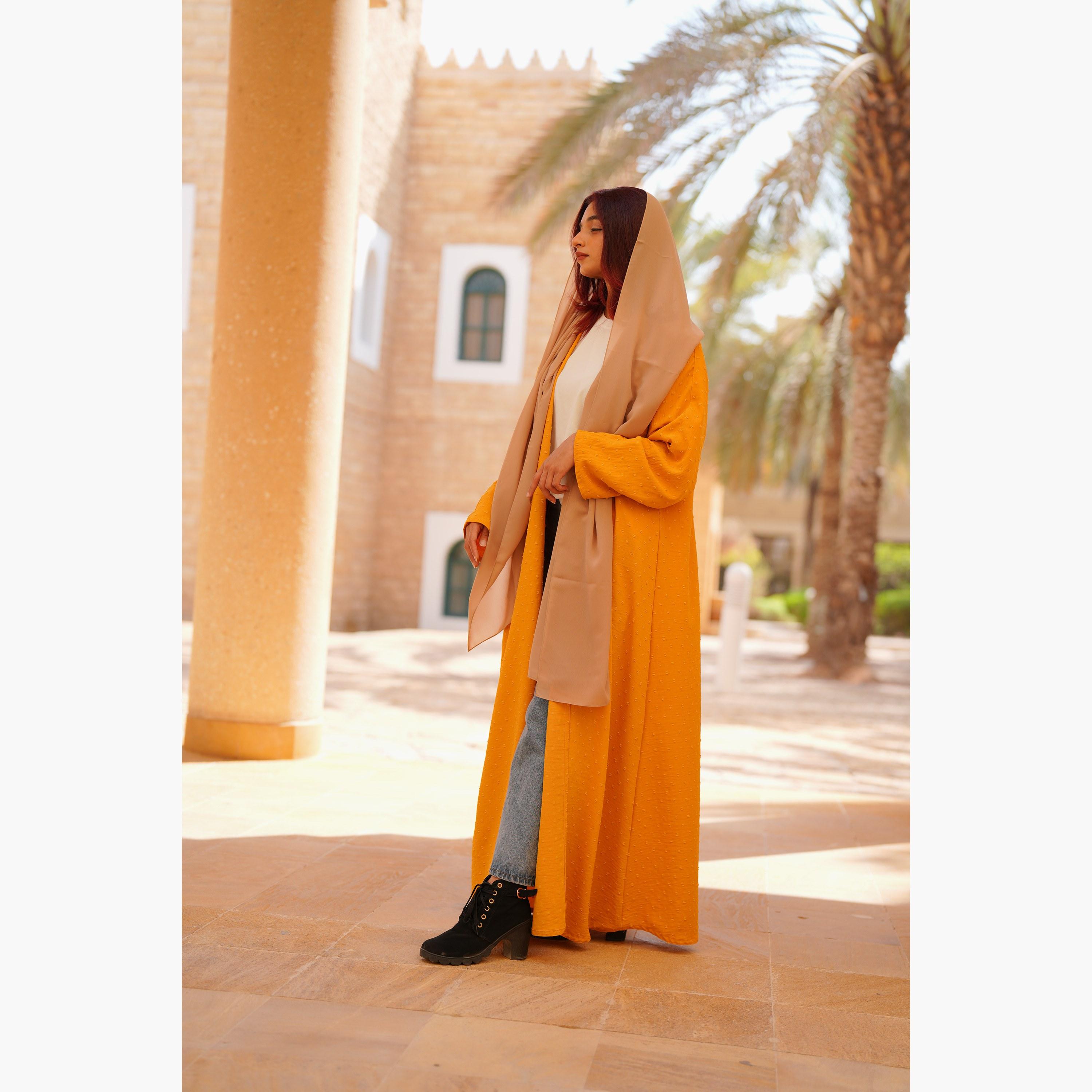 عباية نسائية مفتوحة من الأمام بتفاصيل منقطة مع حجاب من فاشون لاين-women-arabicclothing-abayas-image-1