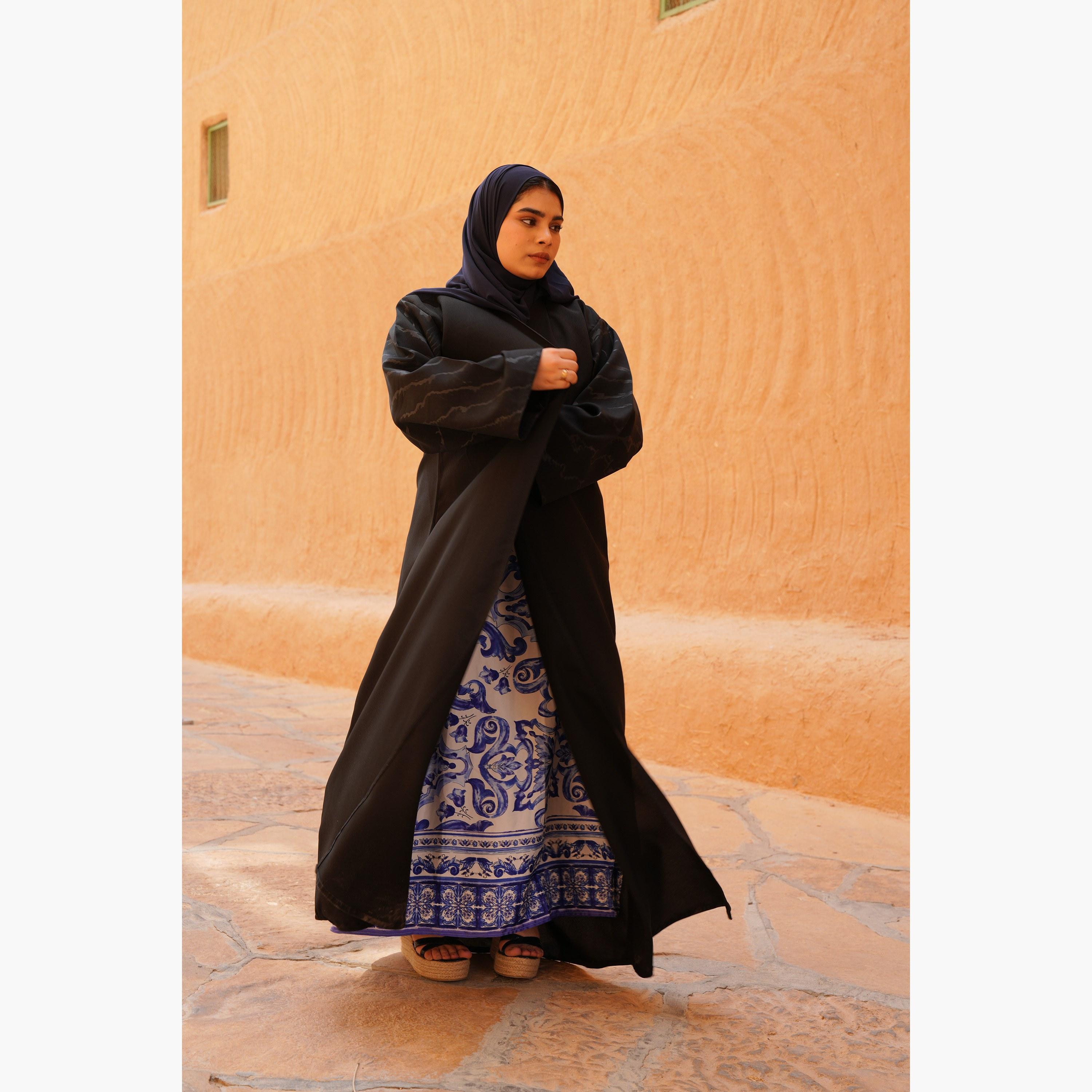 عباية نسائية مع حجاب بتصميم طبعة النمر باللون الأسود وفتحة أمامية وأكمام واسعة من فاشون لاين-women-arabicclothing-abayas-image-1