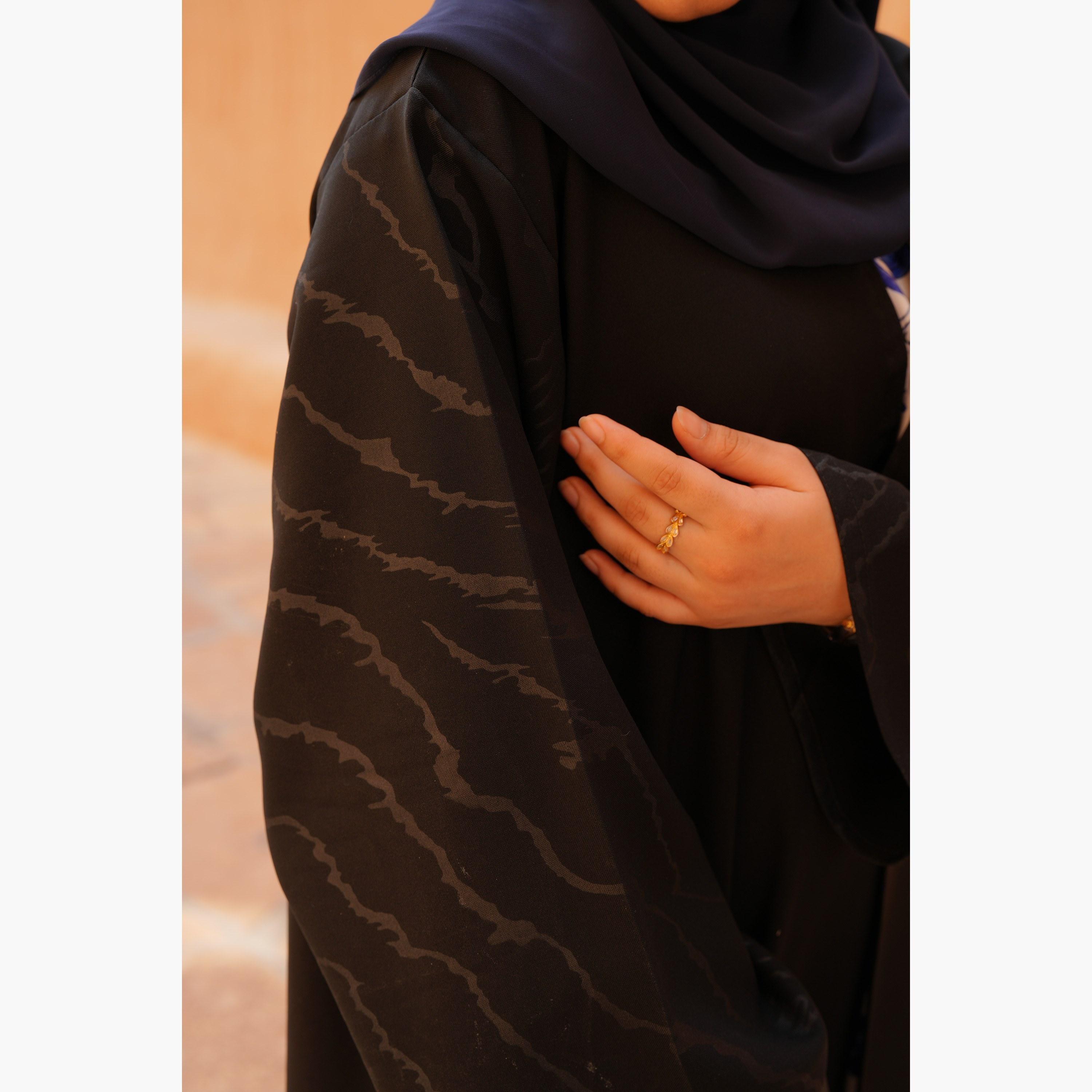 عباية نسائية مع حجاب بتصميم طبعة النمر باللون الأسود وفتحة أمامية وأكمام واسعة من فاشون لاين-women-arabicclothing-abayas-image-5