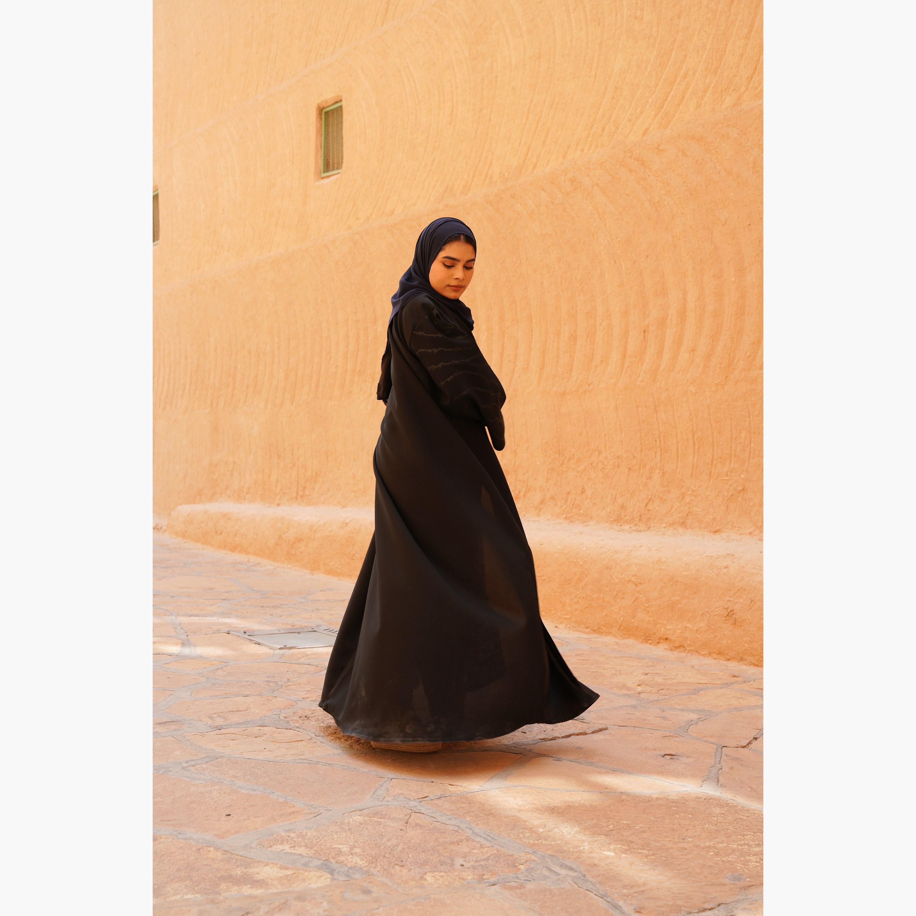 عباية نسائية مع حجاب بتصميم طبعة النمر باللون الأسود وفتحة أمامية وأكمام واسعة من فاشون لاين-women-arabicclothing-abayas-image-6