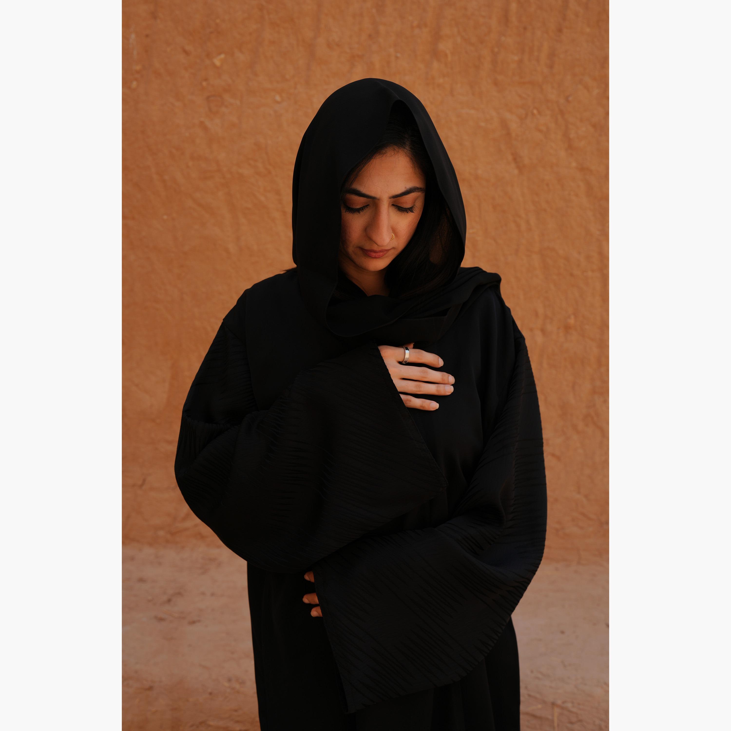 عباية نسائية بفتحة أمامية وأكمام واسعة من قماش الجاكار مع حجاب من فاشون لاين-women-arabicclothing-abayas-image-2
