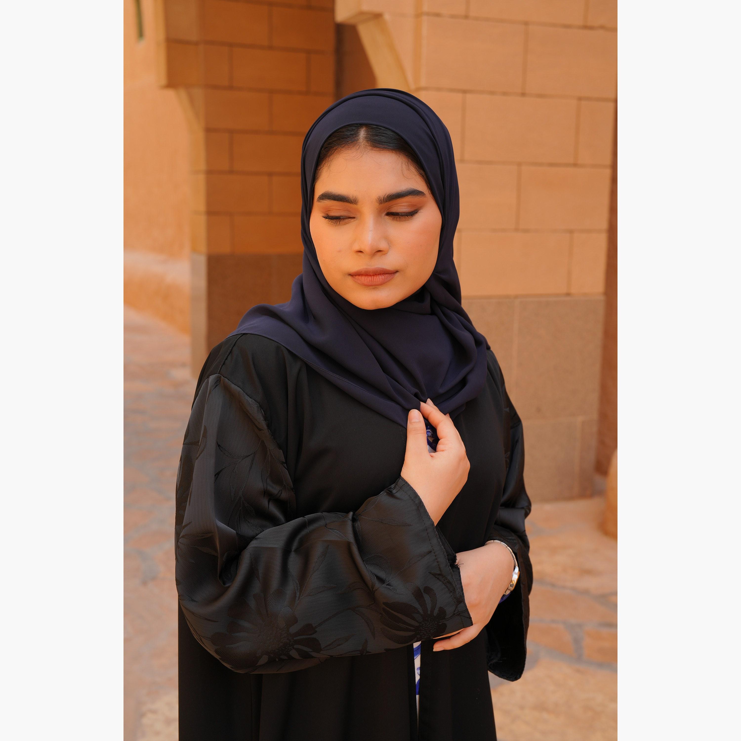 عباية نسائية سوداء مفتوحة من الأمام بتصميم زهور بأكمام من قماش الجاكار مع حجاب من فاشون لاين-women-arabicclothing-abayas-image-2