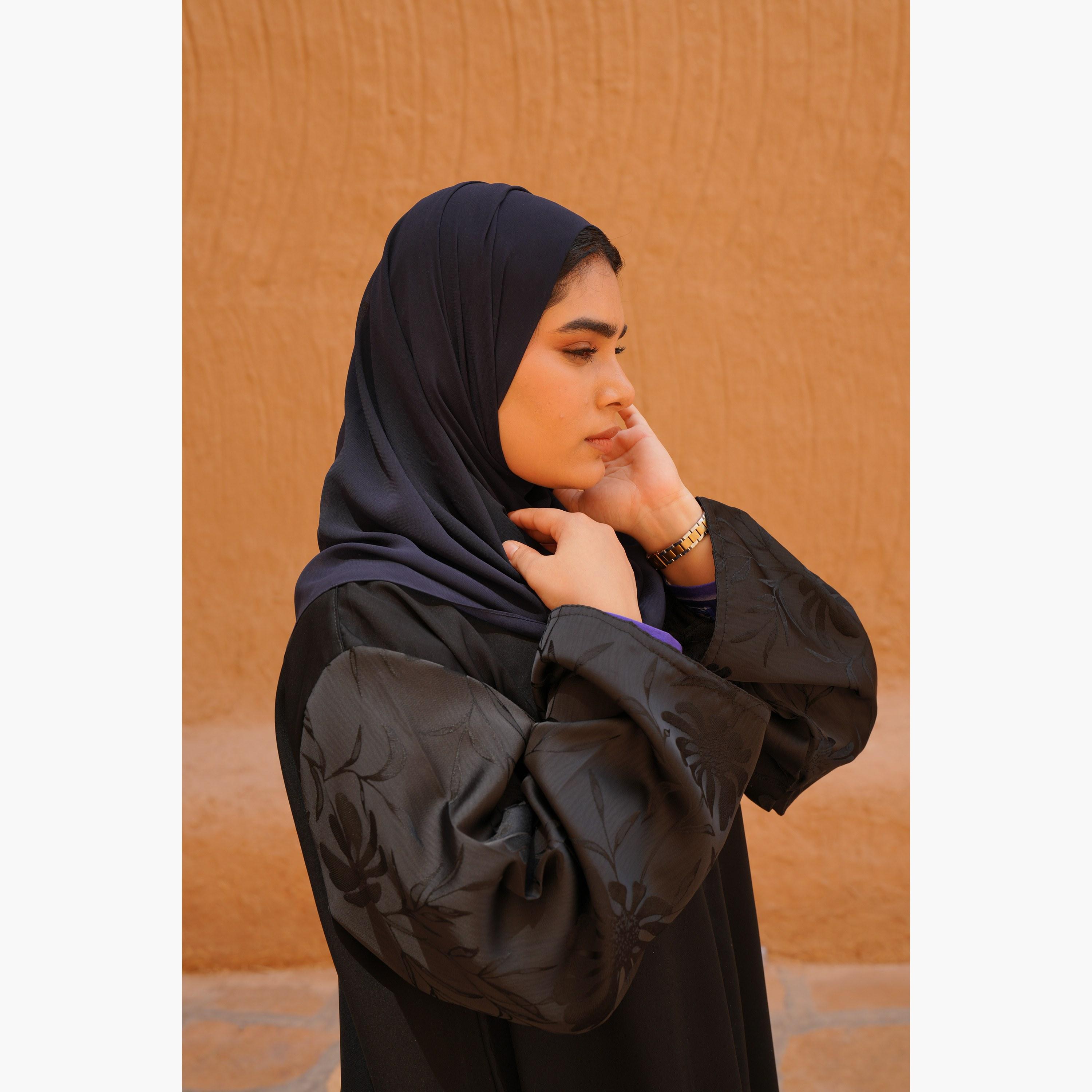 عباية نسائية سوداء مفتوحة من الأمام بتصميم زهور بأكمام من قماش الجاكار مع حجاب من فاشون لاين-women-arabicclothing-abayas-image-3