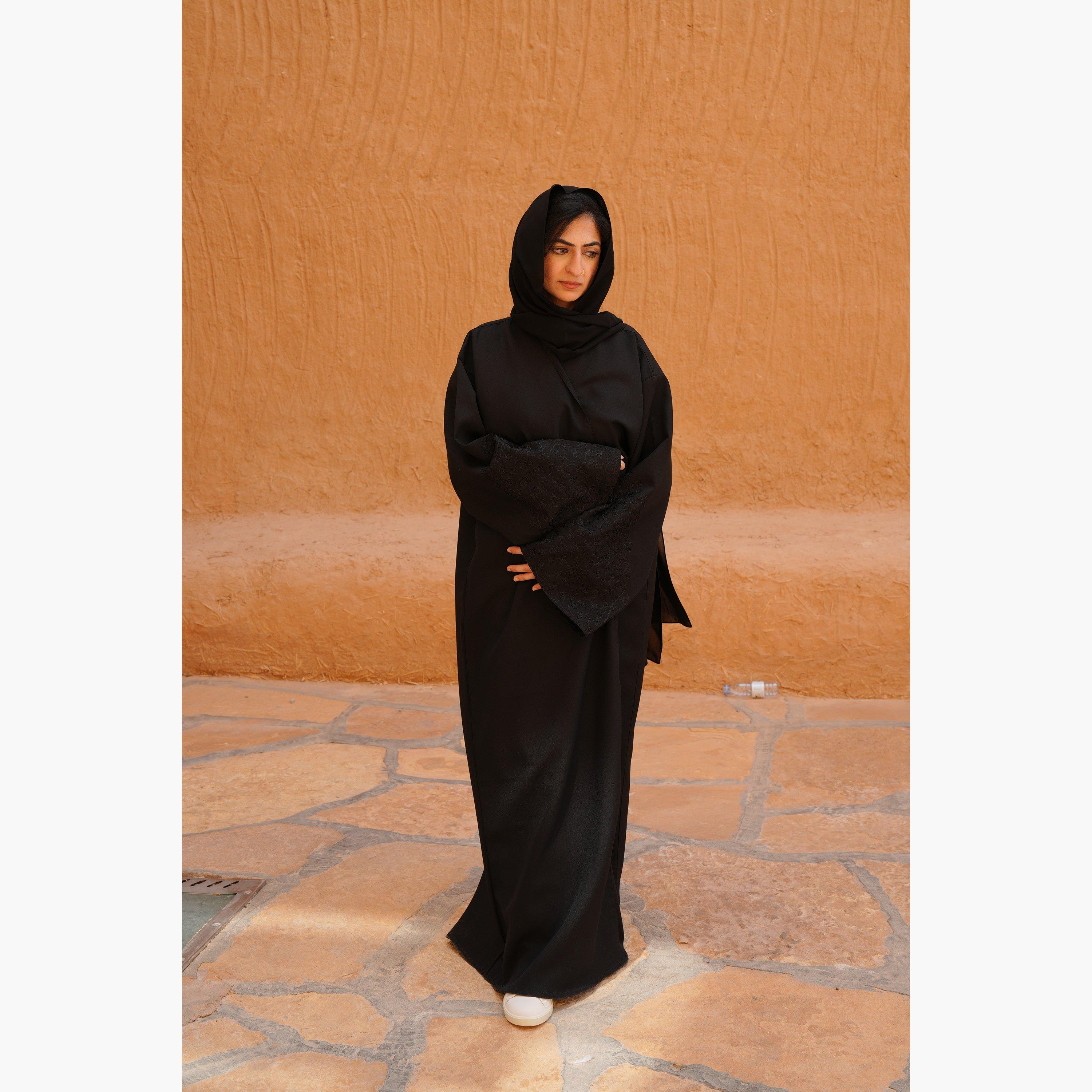 عباية نسائية مع حجاب بتصميم مفتوح من الأمام وأكمام واسعة مطرزة باللون الأسود من فاشون لاين-women-arabicclothing-abayas-image-1