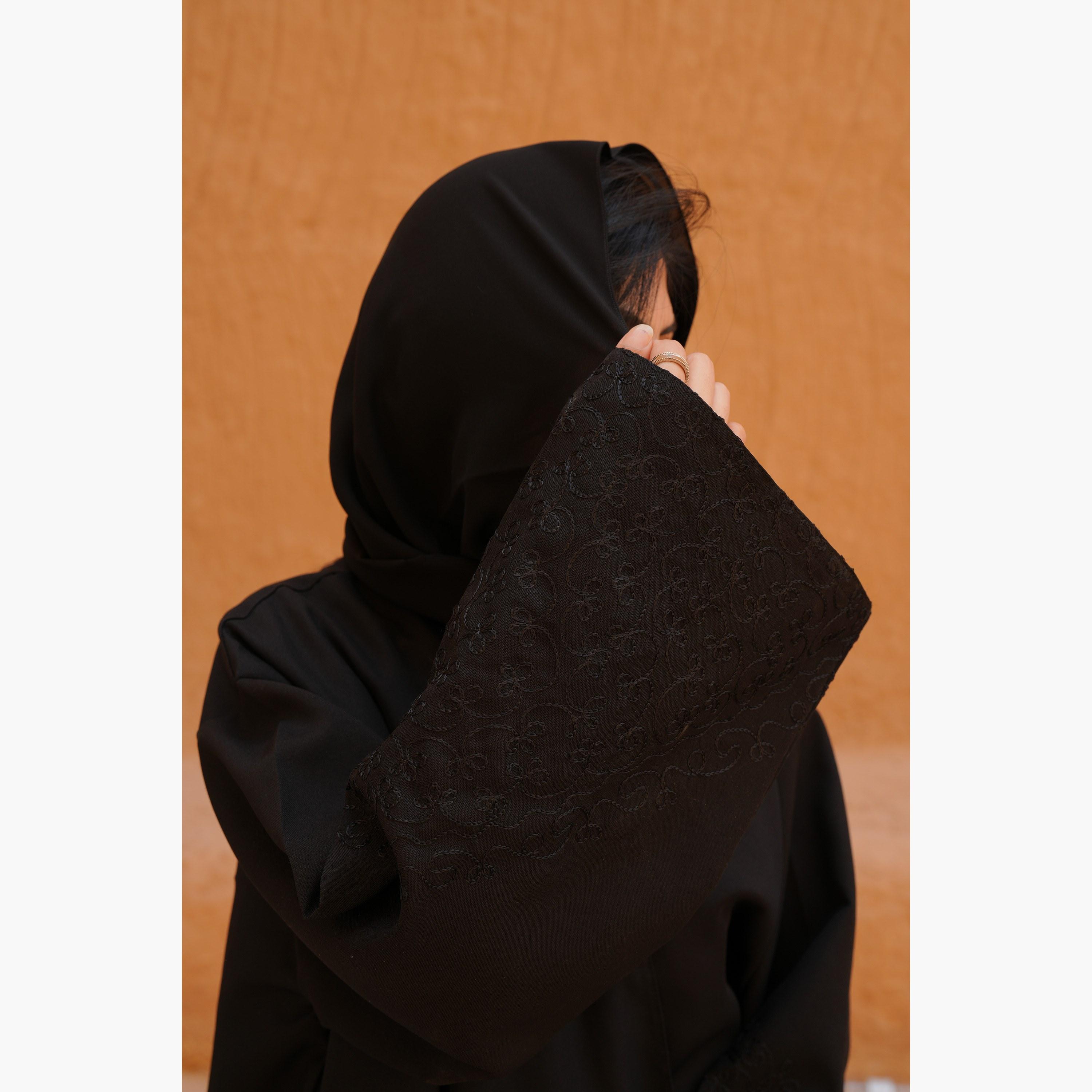 عباية نسائية مع حجاب بتصميم مفتوح من الأمام وأكمام واسعة مطرزة باللون الأسود من فاشون لاين-women-arabicclothing-abayas-image-3