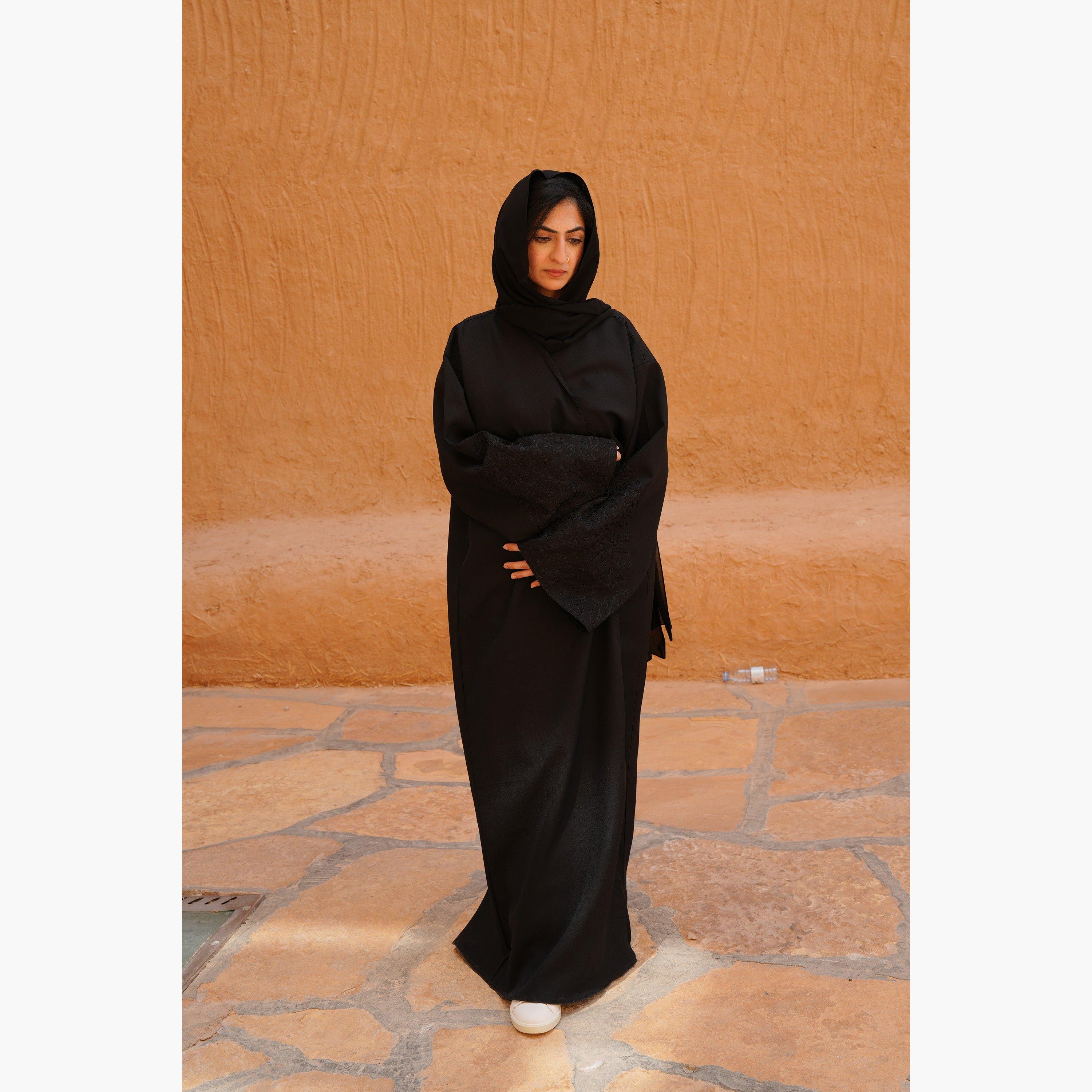 عباية نسائية مع حجاب بتصميم مفتوح من الأمام وأكمام واسعة مطرزة باللون الأسود من فاشون لاين-women-arabicclothing-abayas-image-4