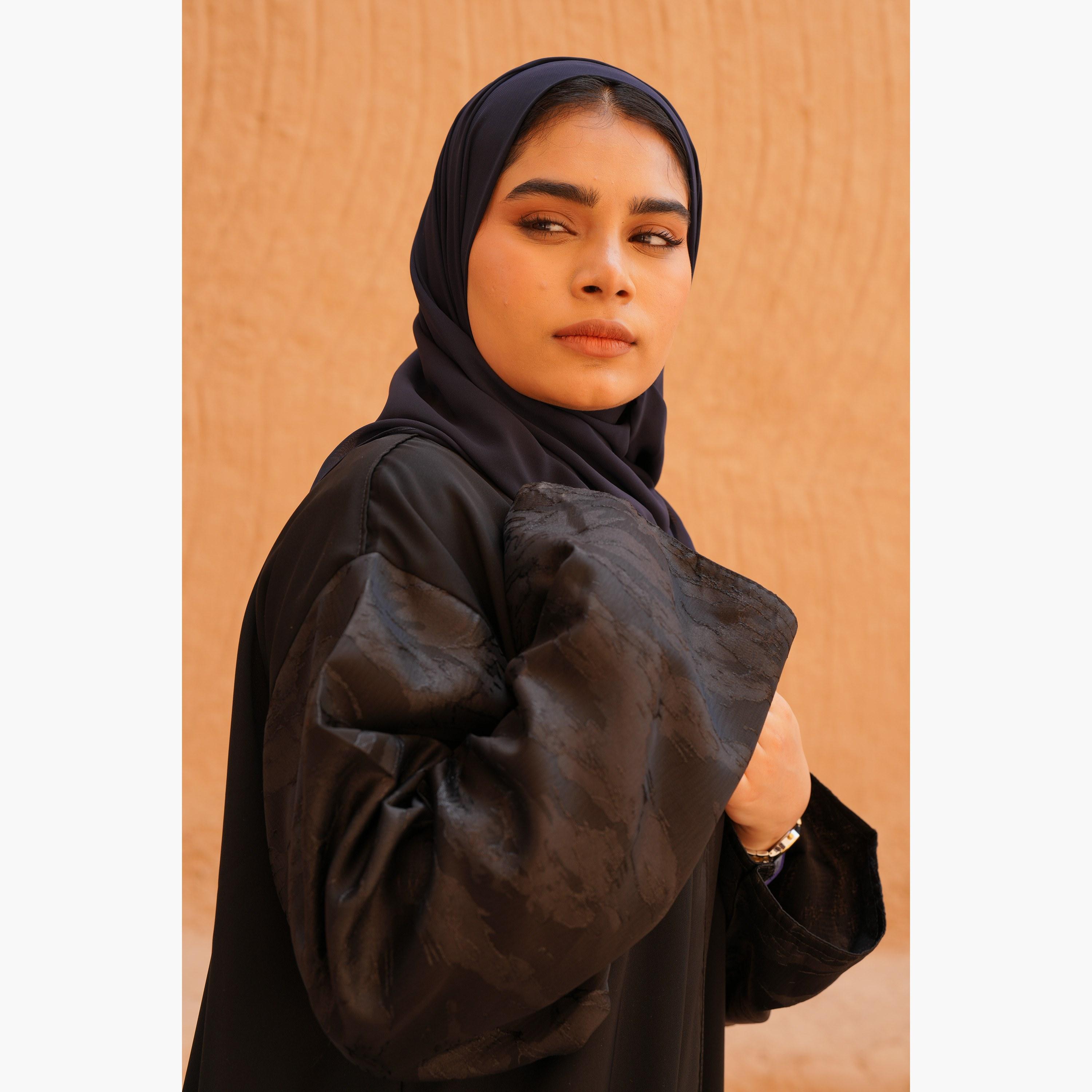 عباية نسائية مع حجاب باللون الأسود بتصميم مطبوع من الجاكار وفتحة أمامية وأكمام واسعة من فاشون لاين-women-arabicclothing-abayas-image-2