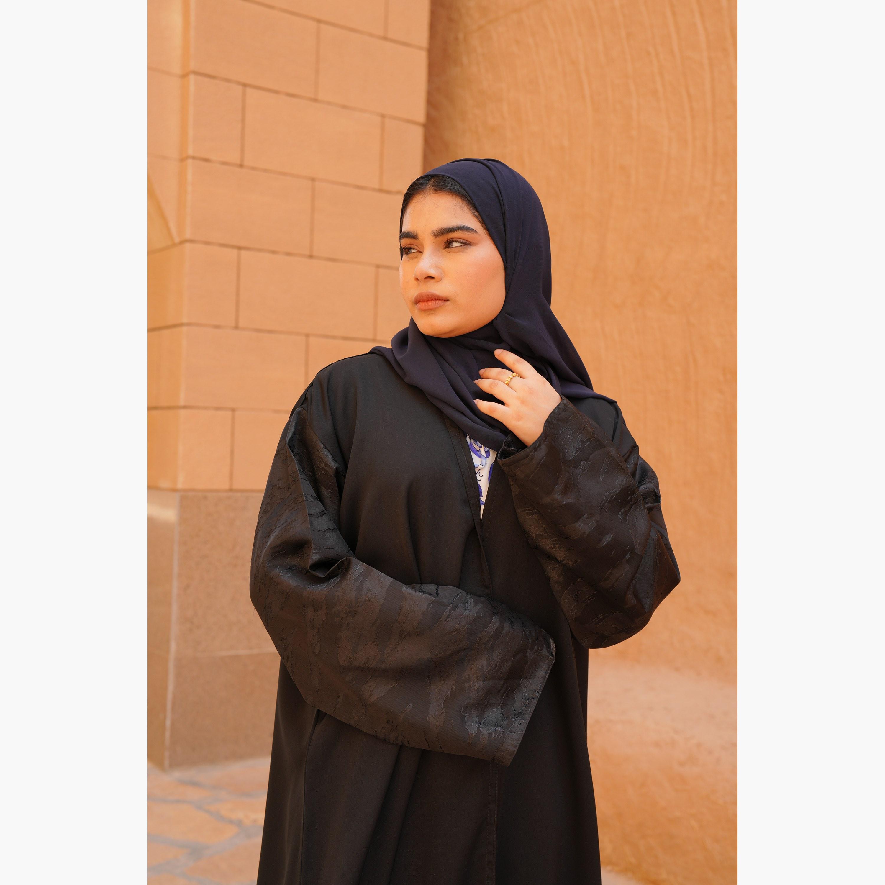 عباية نسائية مع حجاب باللون الأسود بتصميم مطبوع من الجاكار وفتحة أمامية وأكمام واسعة من فاشون لاين-women-arabicclothing-abayas-image-3
