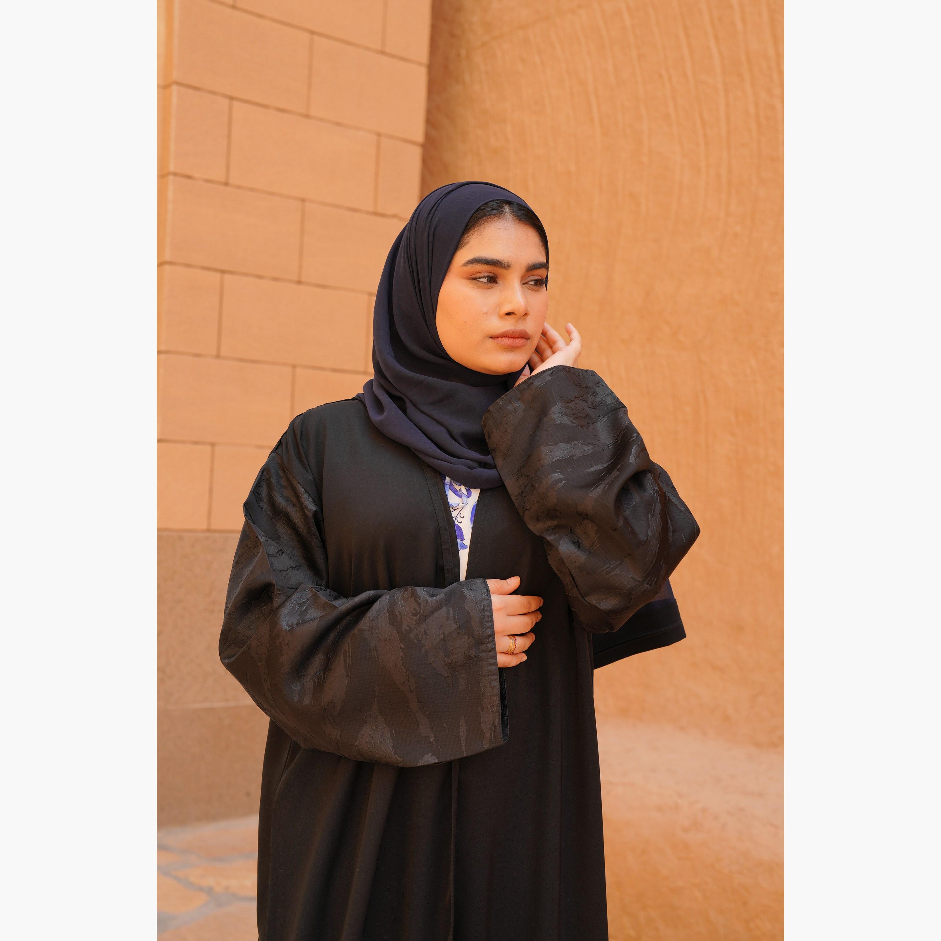 عباية نسائية مع حجاب باللون الأسود بتصميم مطبوع من الجاكار وفتحة أمامية وأكمام واسعة من فاشون لاين-women-arabicclothing-abayas-image-5