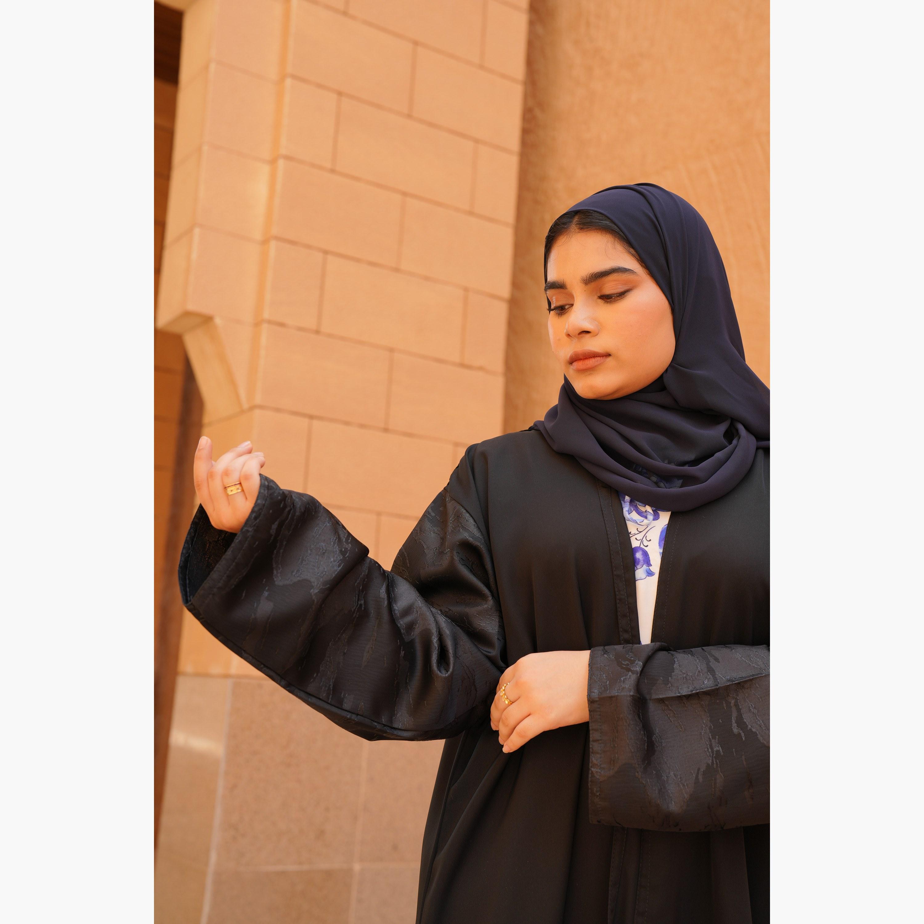 عباية نسائية مع حجاب باللون الأسود بتصميم مطبوع من الجاكار وفتحة أمامية وأكمام واسعة من فاشون لاين-women-arabicclothing-abayas-image-6