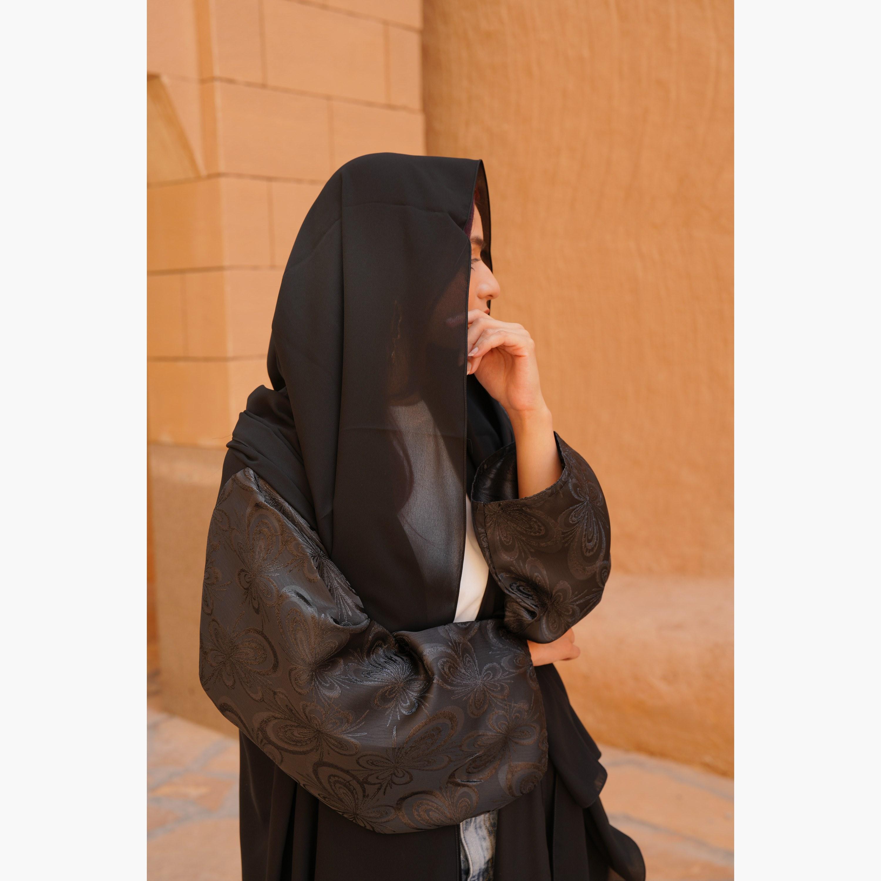 عباية نسائية سوداء مفتوحة من الأمام بتصميم زهور بأكمام من قماش الجاكار مع حجاب من فاشون لاين-women-arabicclothing-abayas-image-2