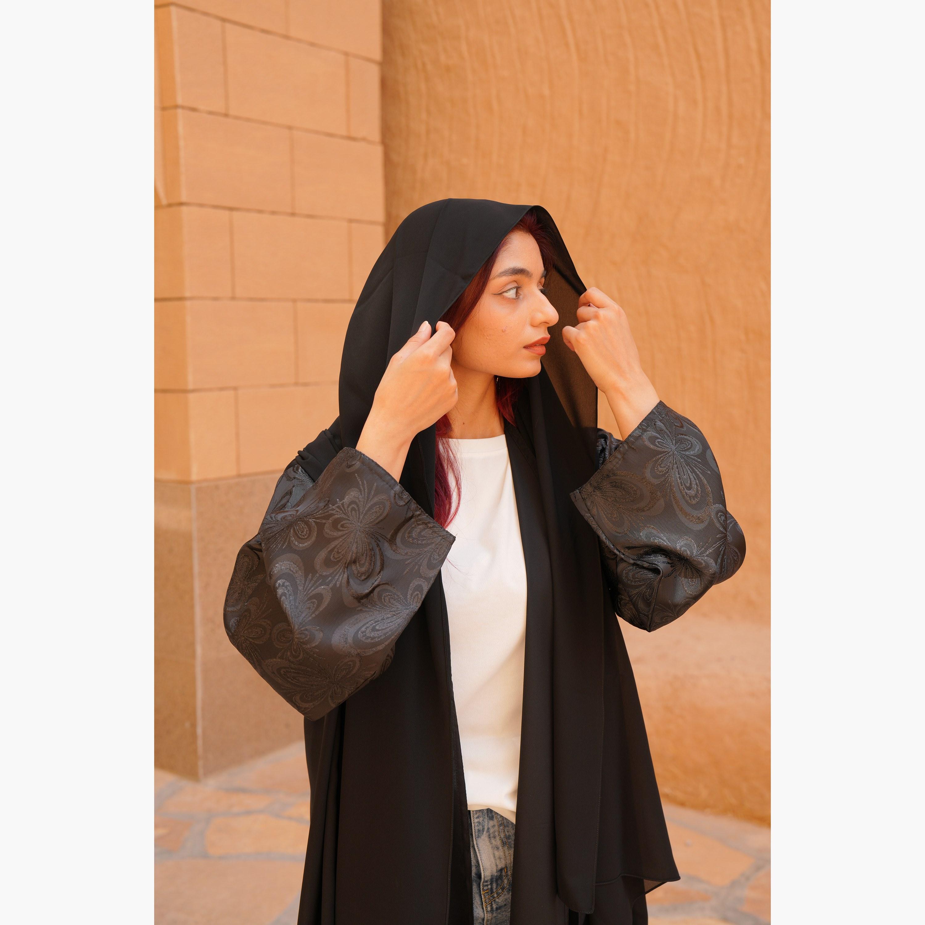 عباية نسائية سوداء مفتوحة من الأمام بتصميم زهور بأكمام من قماش الجاكار مع حجاب من فاشون لاين-women-arabicclothing-abayas-image-6
