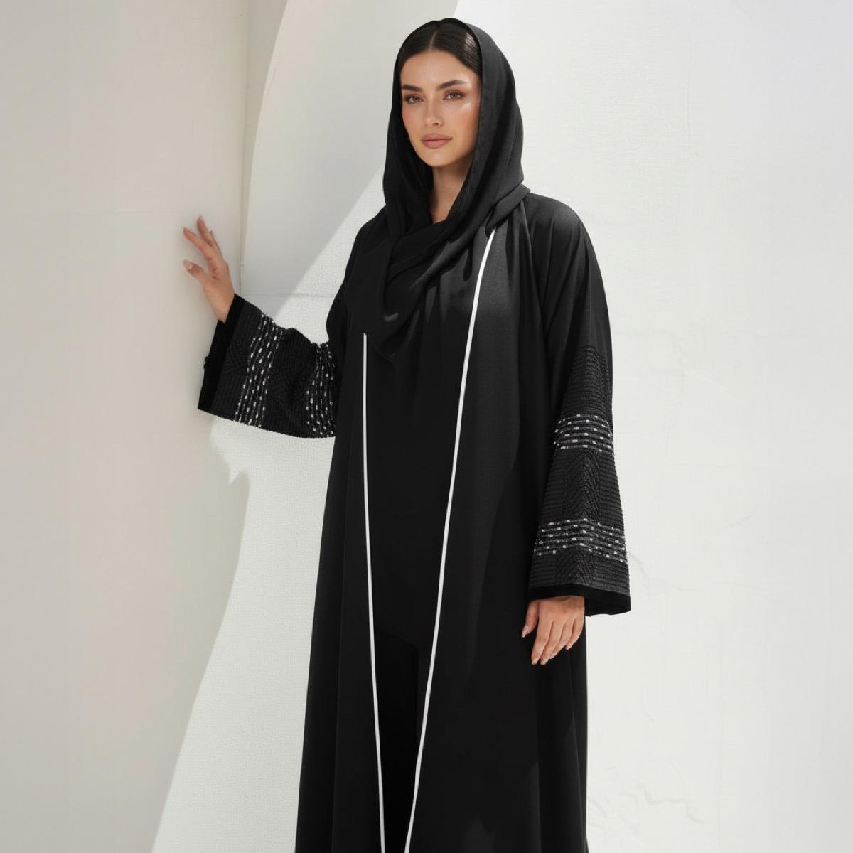عباية سوداء بأكمام مطرزة وحواف متباينة مع حجاب من فاشون لاين-women-arabicclothing-abayas-image-2