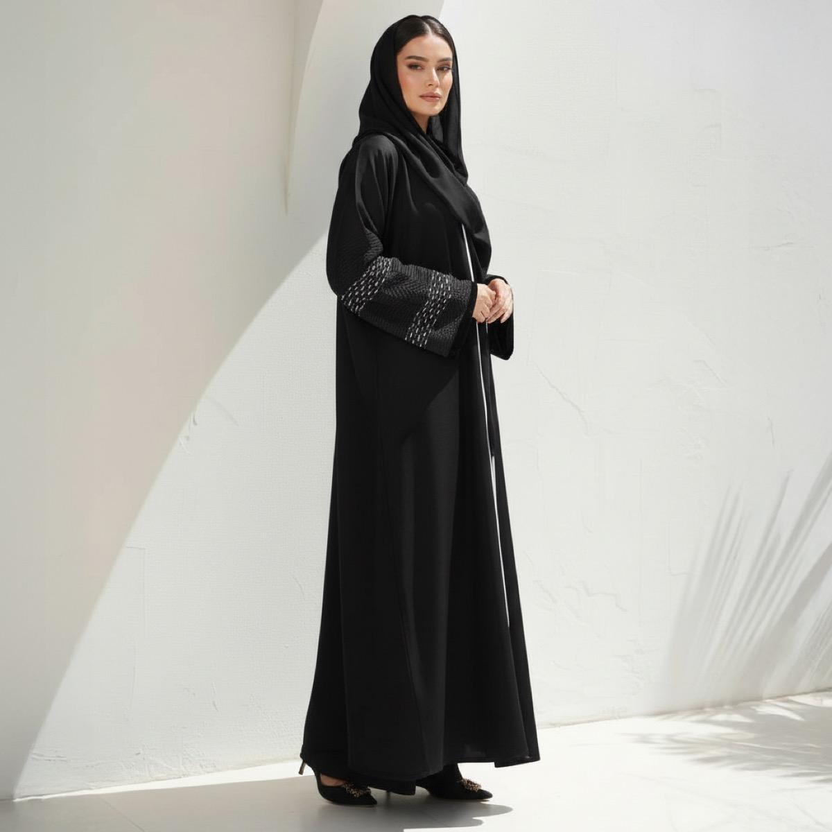 عباية سوداء بأكمام مطرزة وحواف متباينة مع حجاب من فاشون لاين-women-arabicclothing-abayas-image-4