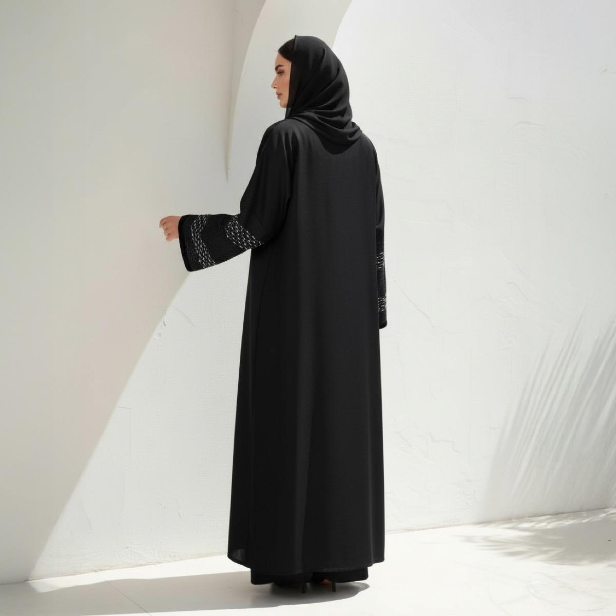 عباية سوداء بأكمام مطرزة وحواف متباينة مع حجاب من فاشون لاين-women-arabicclothing-abayas-image-5