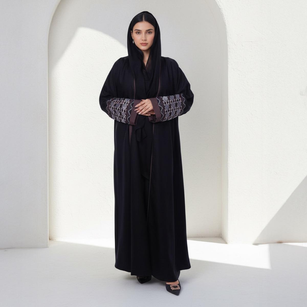 عباية سوداء بأكمام مطرزة هندسية وتفاصيل حواف مع حجاب من فاشون لاين-women-arabicclothing-abayas-image-4