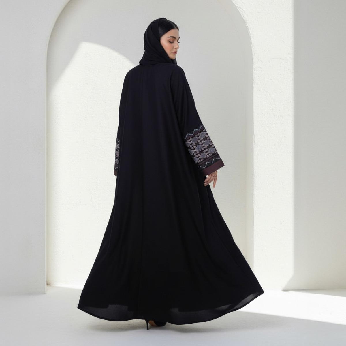 عباية سوداء بأكمام مطرزة هندسية وتفاصيل حواف مع حجاب من فاشون لاين-women-arabicclothing-abayas-image-5