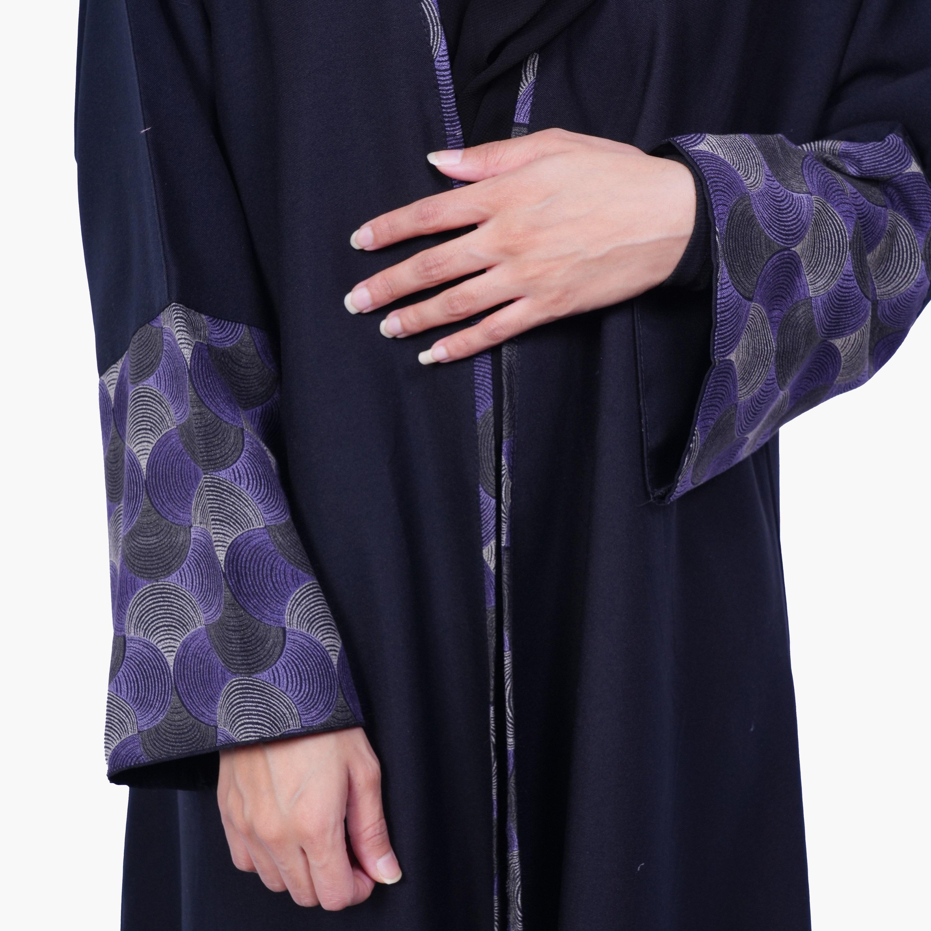 Fashion Line Black Modern Geometric Patterned Elegance Abaya with Hijab-women-arabicclothing-abayas-image-2