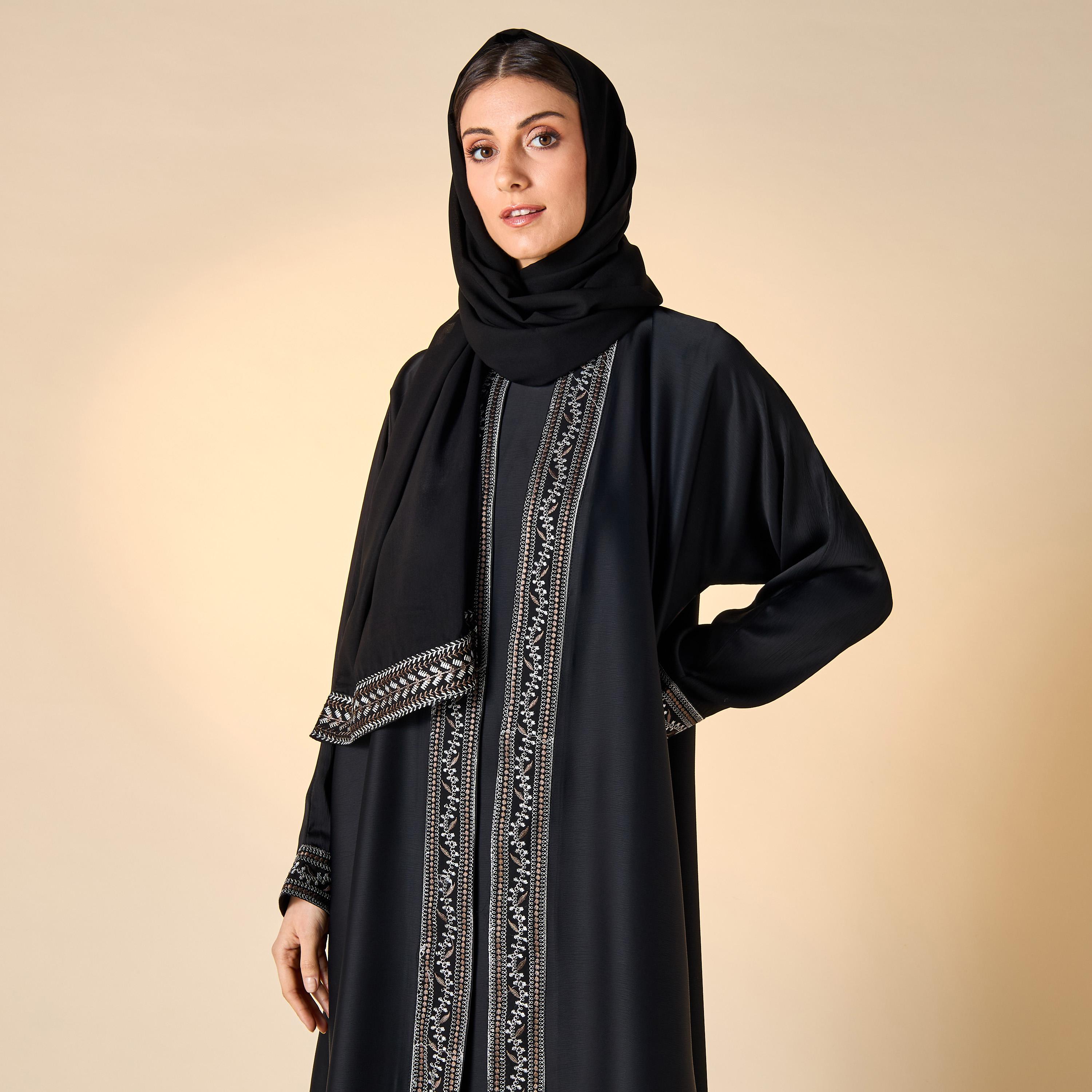 عباية مطرّزة مع حجاب من حديث المدينة-women-arabicclothing-abayas-image-2