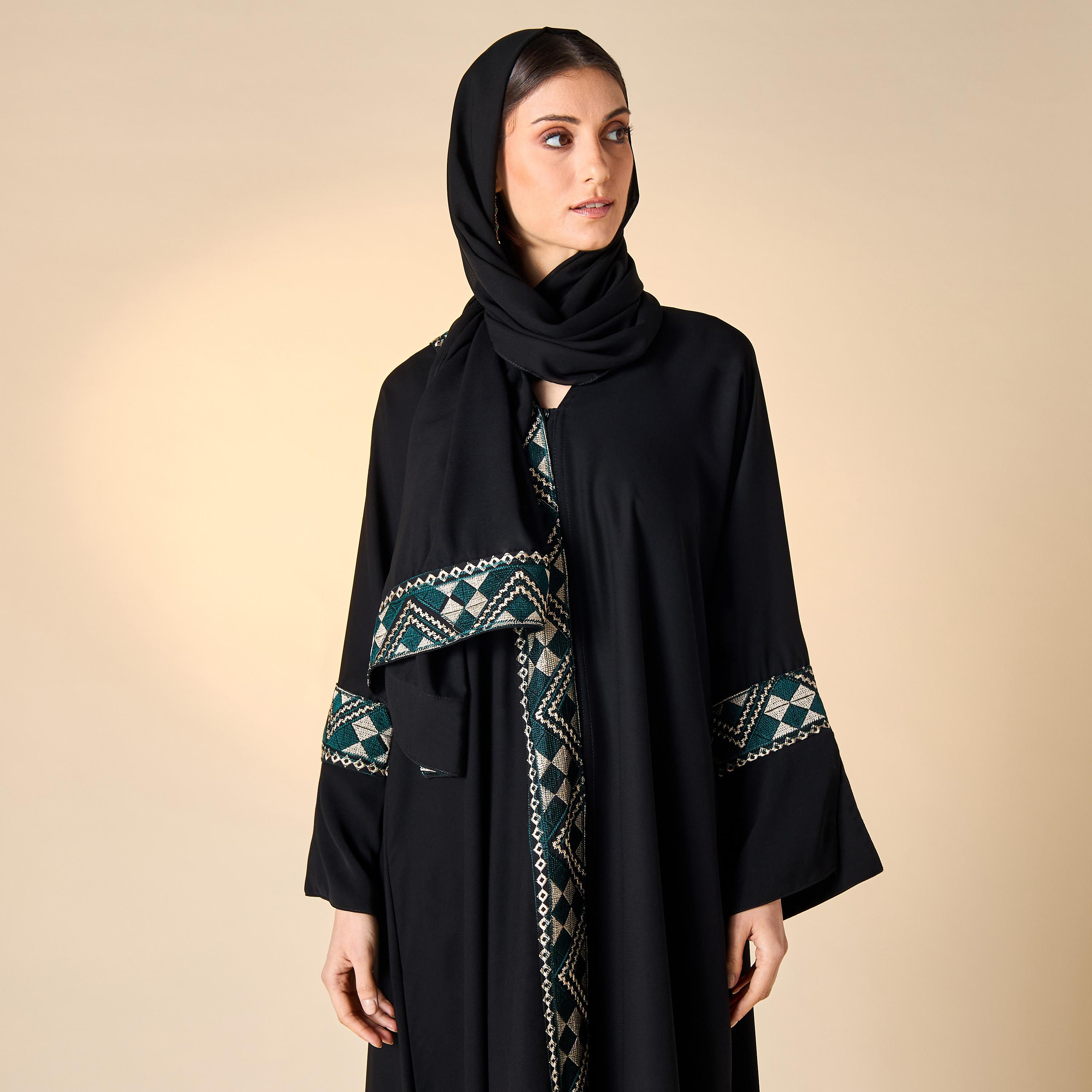 عباية مطرّزة بياقة V مع حجاب من حديث المدينة-women-arabicclothing-abayas-image-2