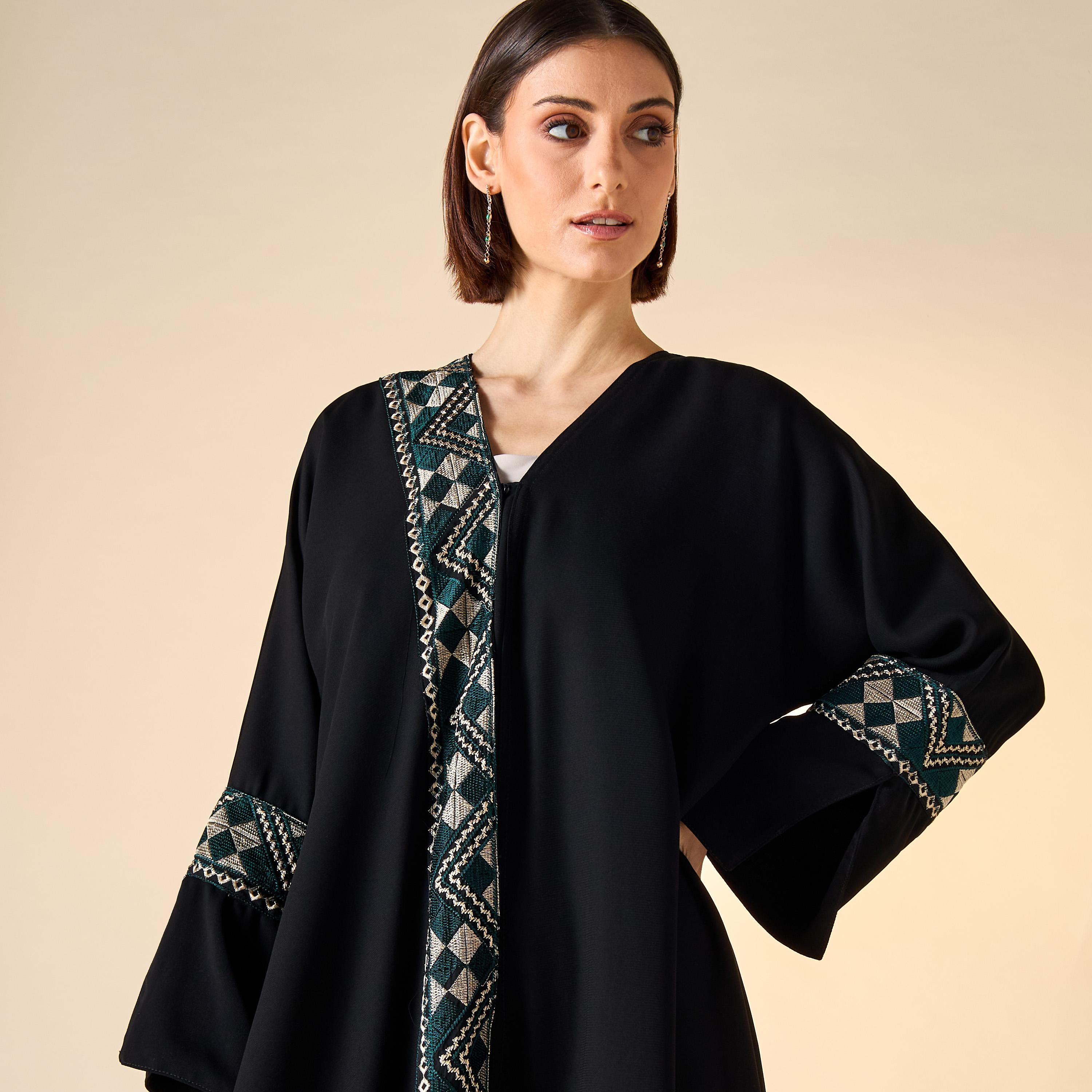 عباية مطرّزة بياقة V مع حجاب من حديث المدينة-women-arabicclothing-abayas-image-3