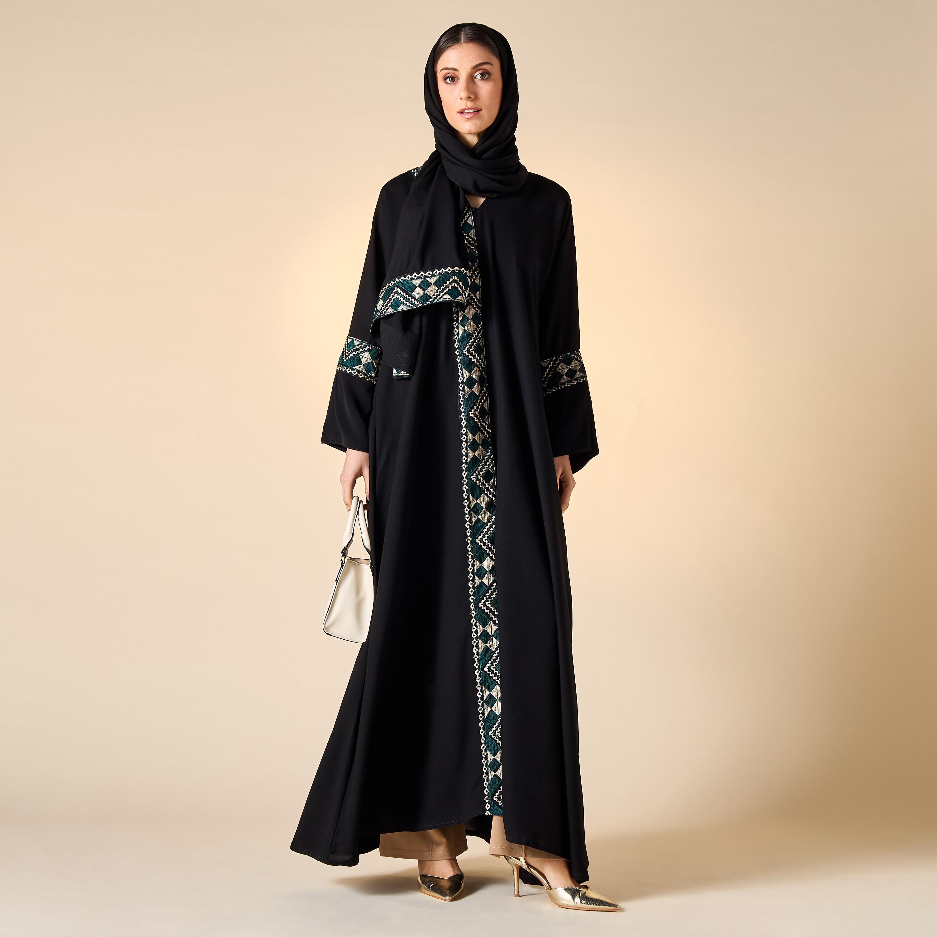 عباية مطرّزة بياقة V مع حجاب من حديث المدينة-women-arabicclothing-abayas-image-4
