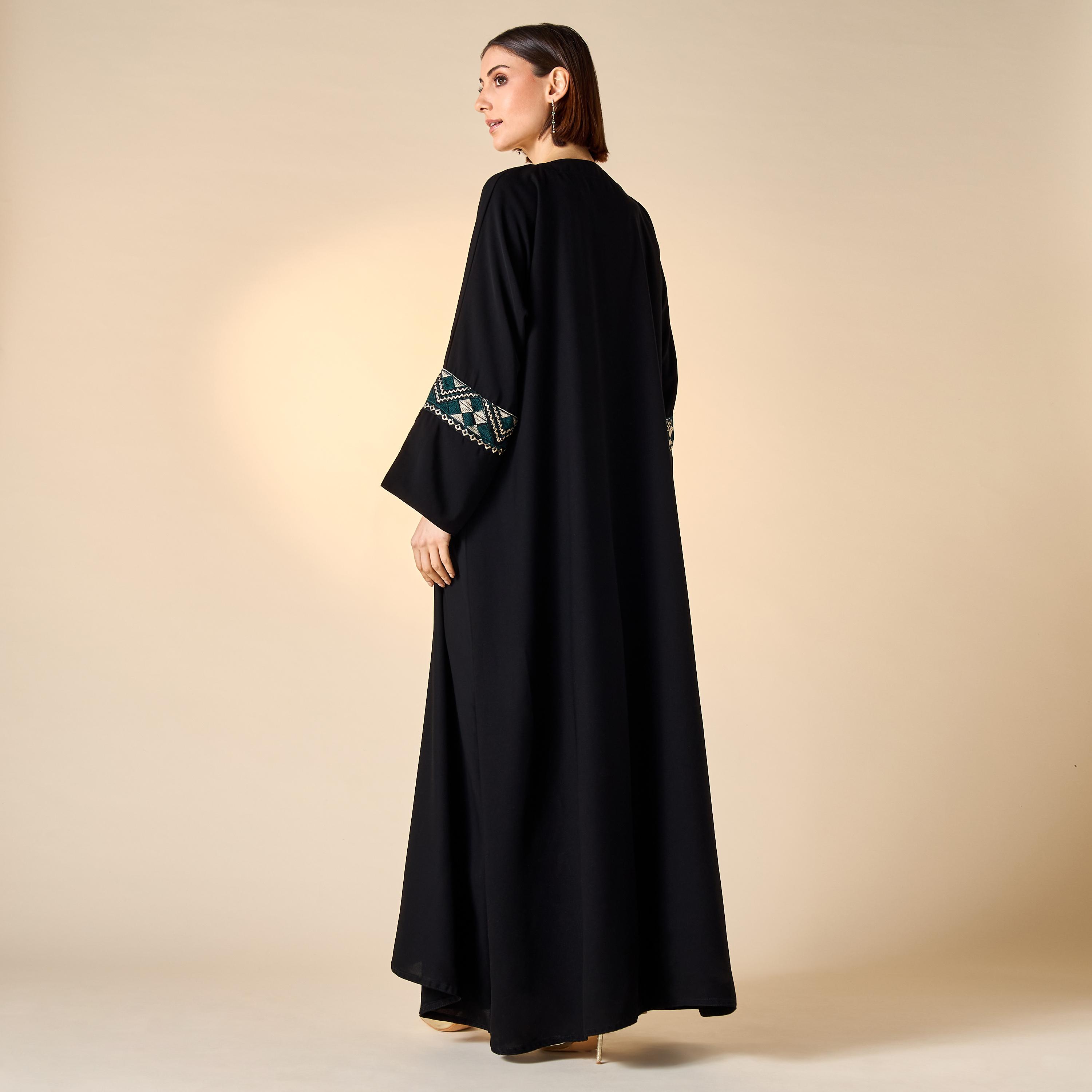 عباية مطرّزة بياقة V مع حجاب من حديث المدينة-women-arabicclothing-abayas-image-5