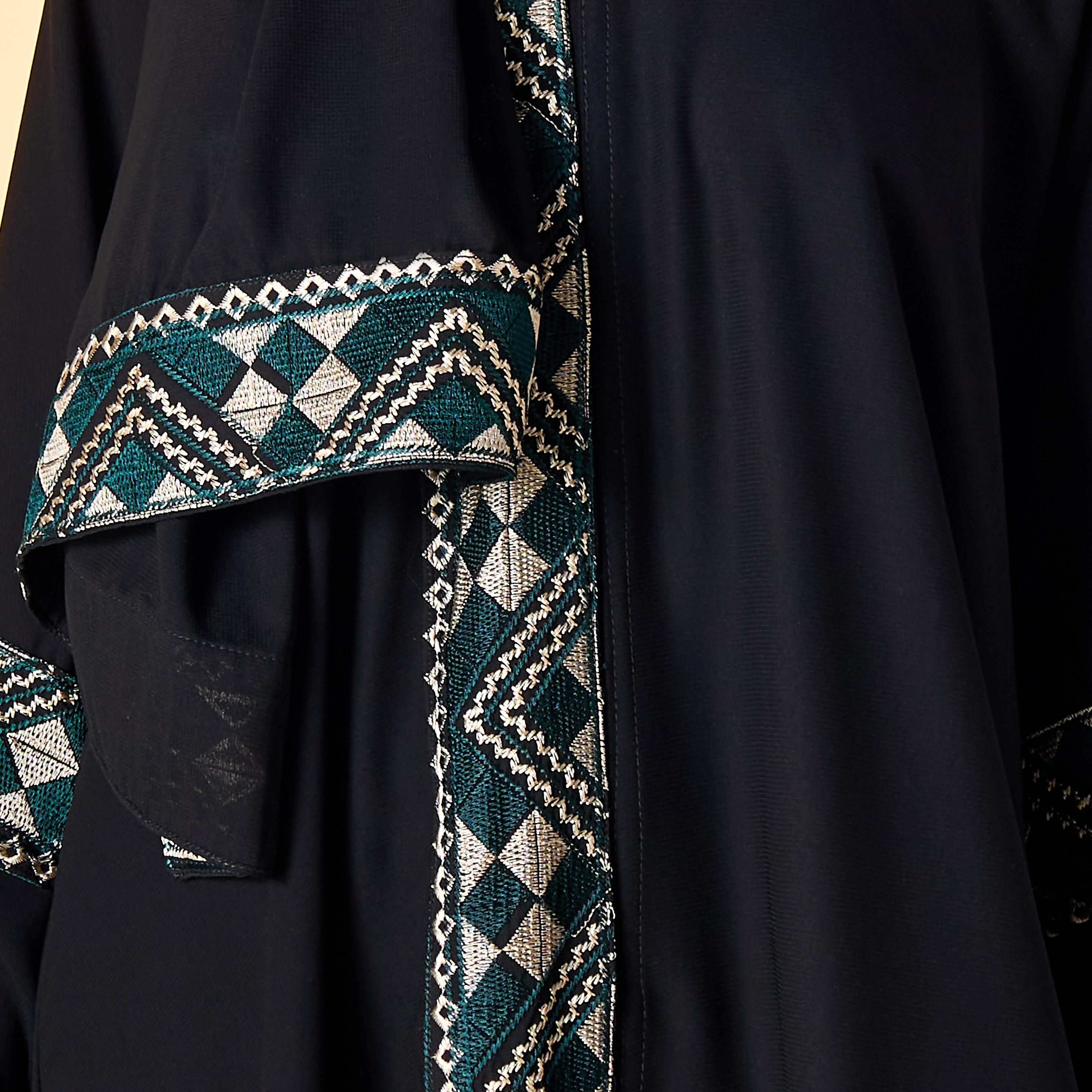 عباية مطرّزة بياقة V مع حجاب من حديث المدينة-women-arabicclothing-abayas-image-6
