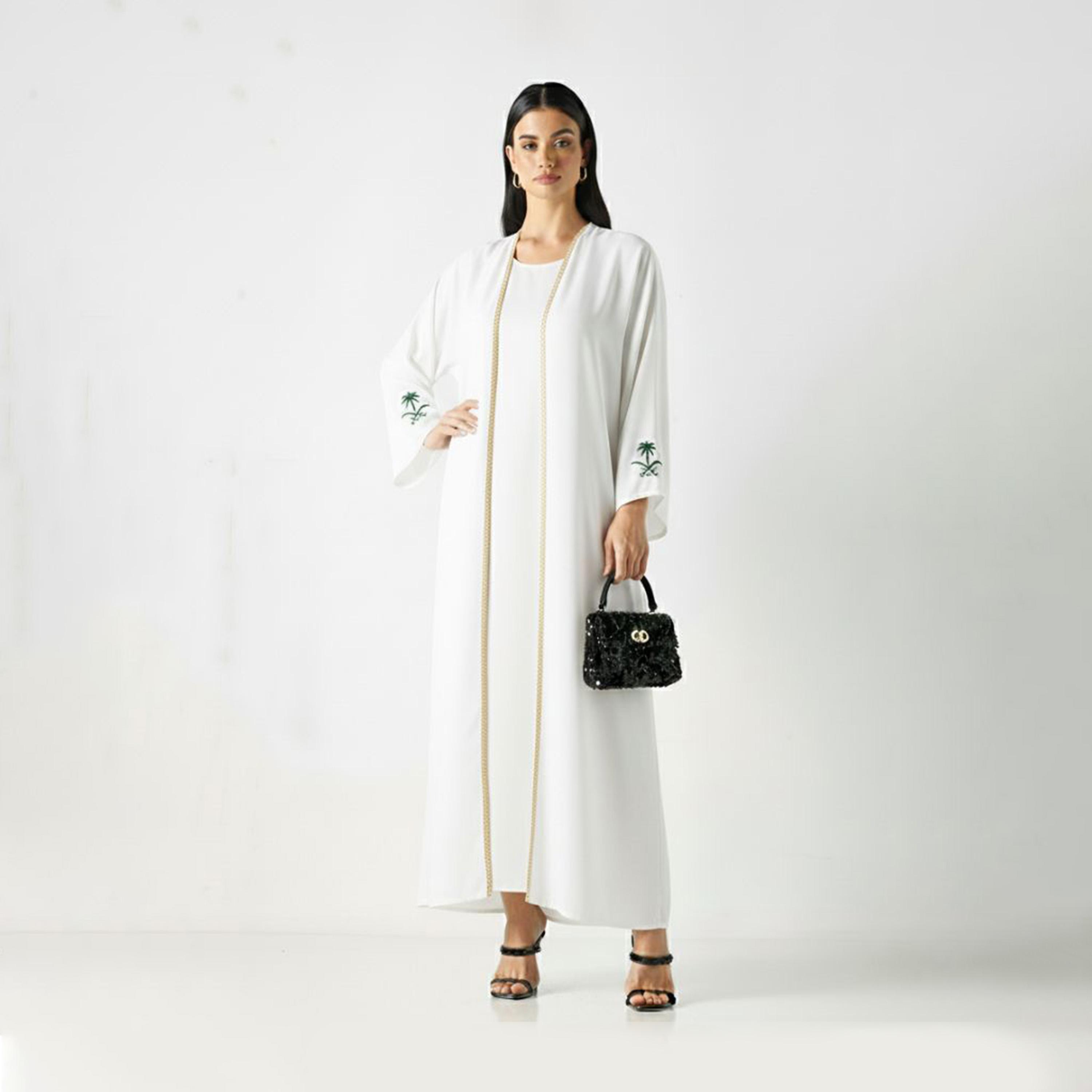 عباءة نسائية بأكمام مطرزة باللون الأبيض ليوم الوطن السعودي من حديث المدينة-women-arabicclothing-abayas-image-1