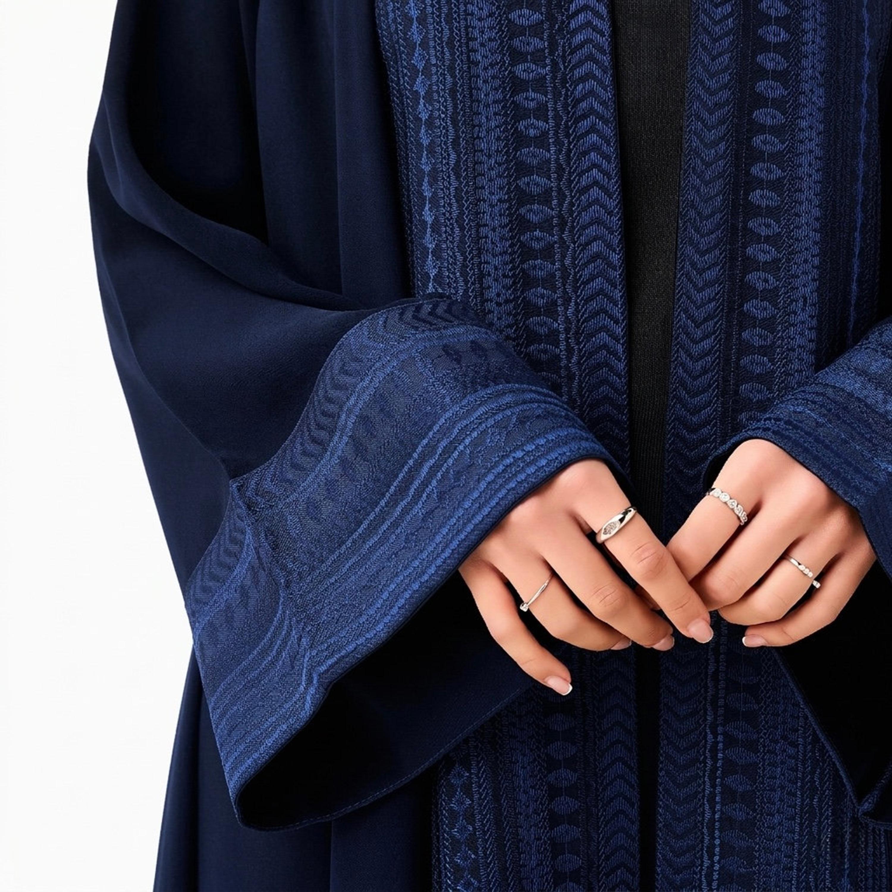 عباءة "ندا" مطرزة بأكمام راجلان واسعة للنساء من حديث المدينة-women-arabicclothing-abayas-image-3