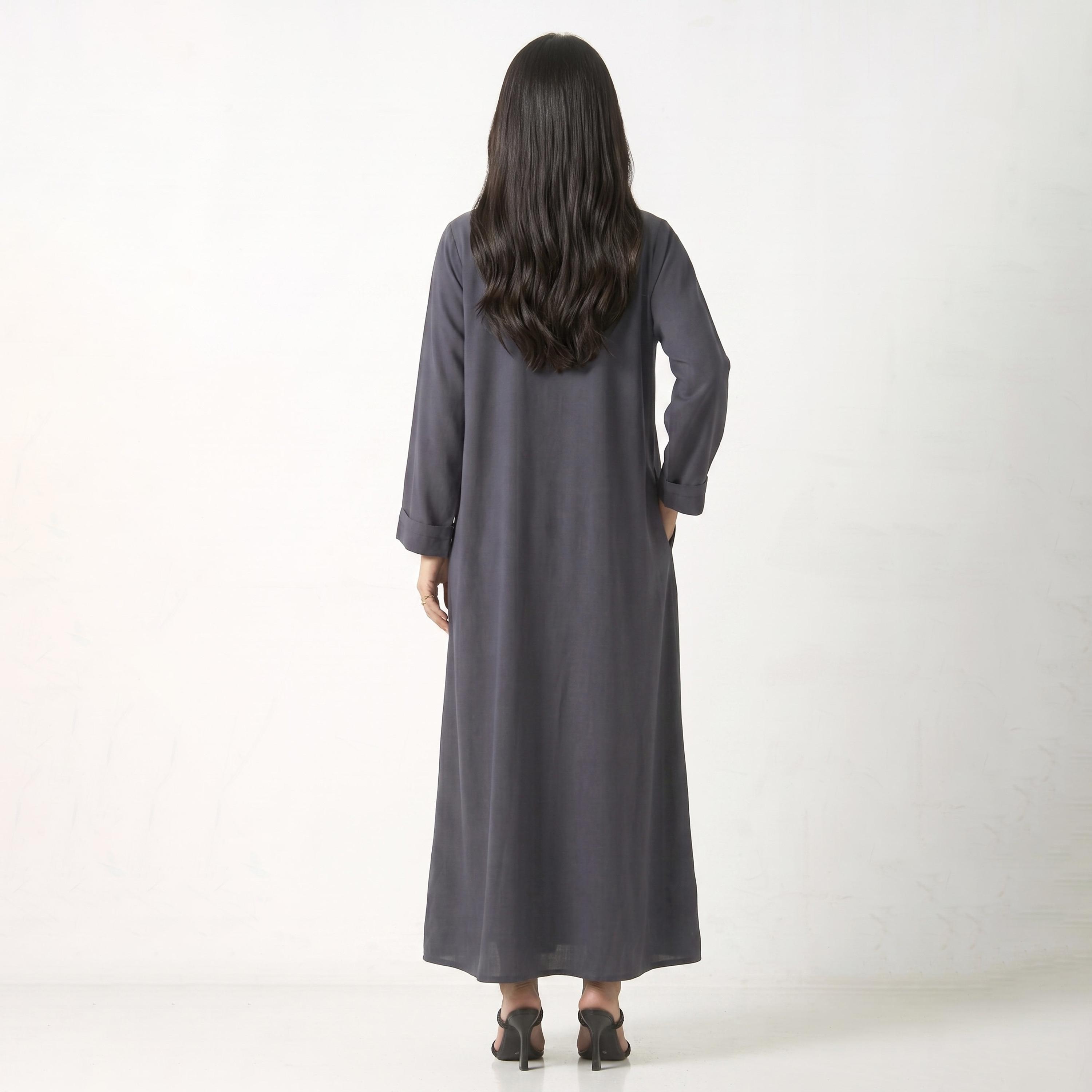 عباءة نيدا للنساء باللون الرمادي بأكمام ذات أساور مطوية مع حجاب من حديث المدينة-women-arabicclothing-abayas-image-3