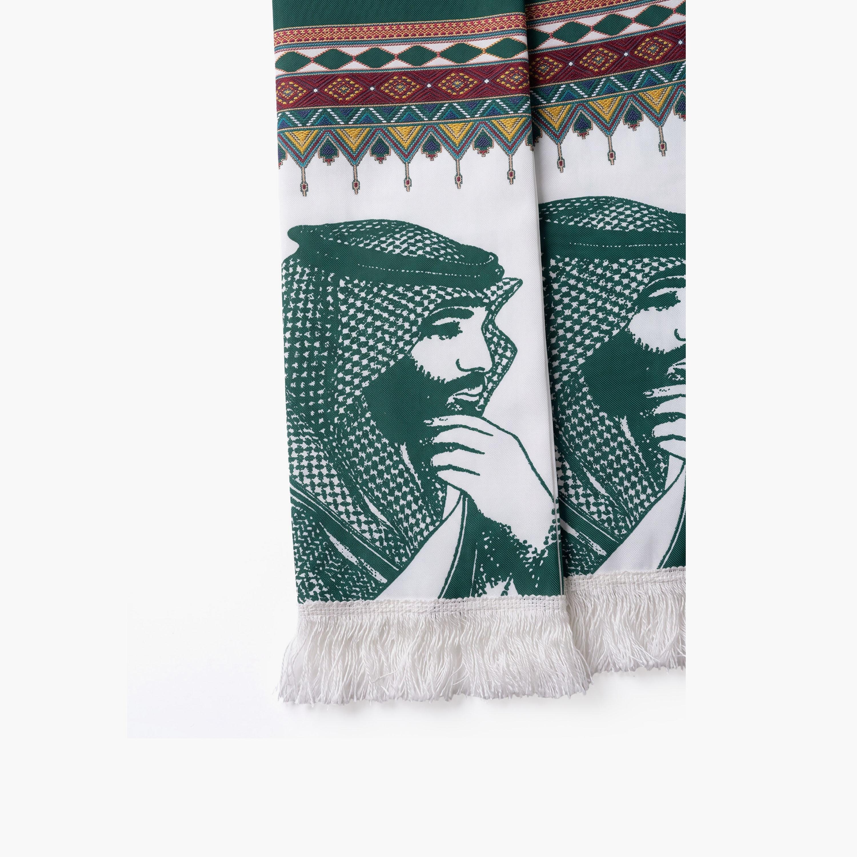 وشاح (ساش) رجالي لليوم الوطني من الستان بطبعة بورتريه باللون الأخضر من حديث المدينة-men-scarvesandgloves-image-2