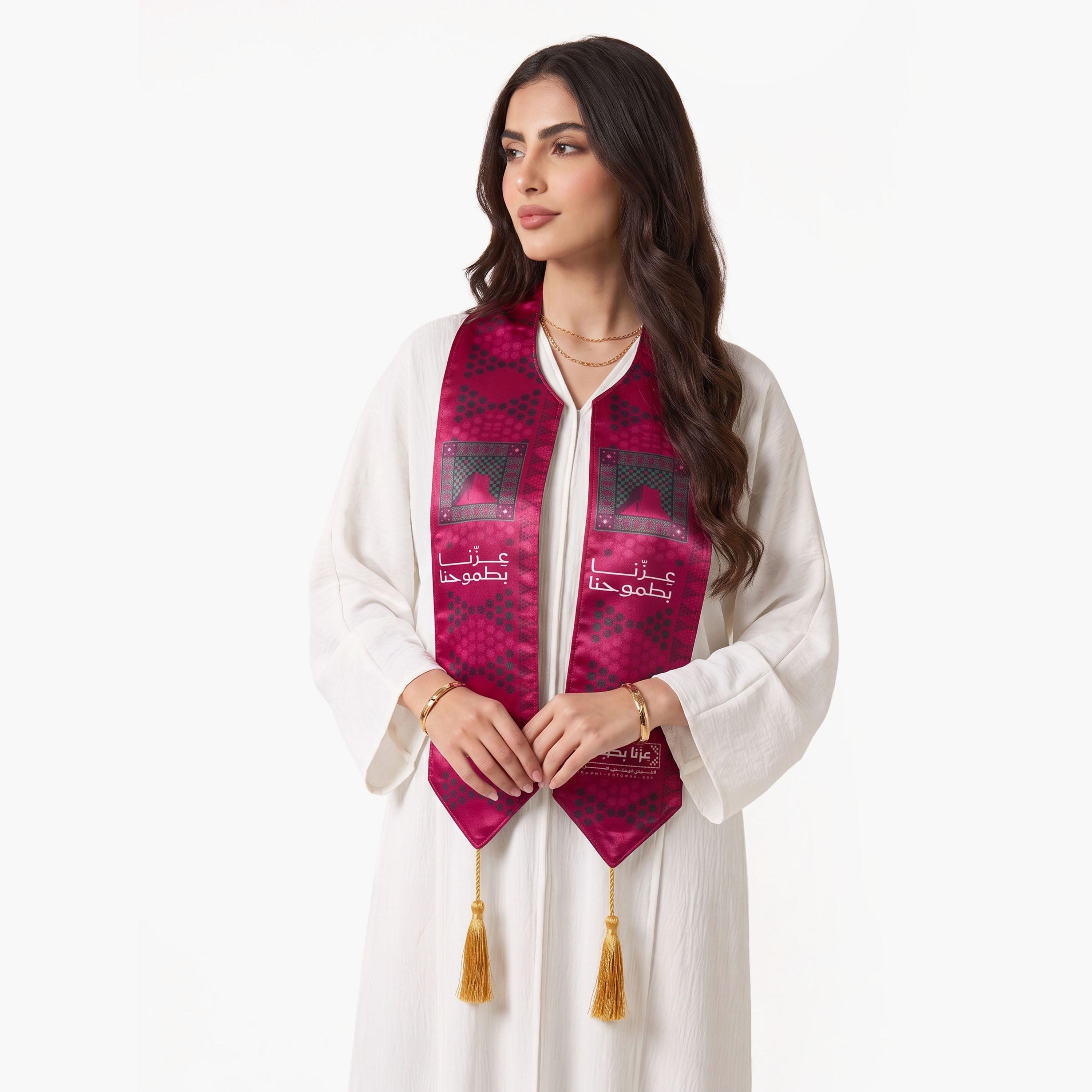 وشاح (ساش) حريمي لليوم الوطني من الستان بطبعة تجريدية باللون الماجنتا (الأرجواني الداكن) من حديث المدينة-women-clothingaccessories-scarves-image-2