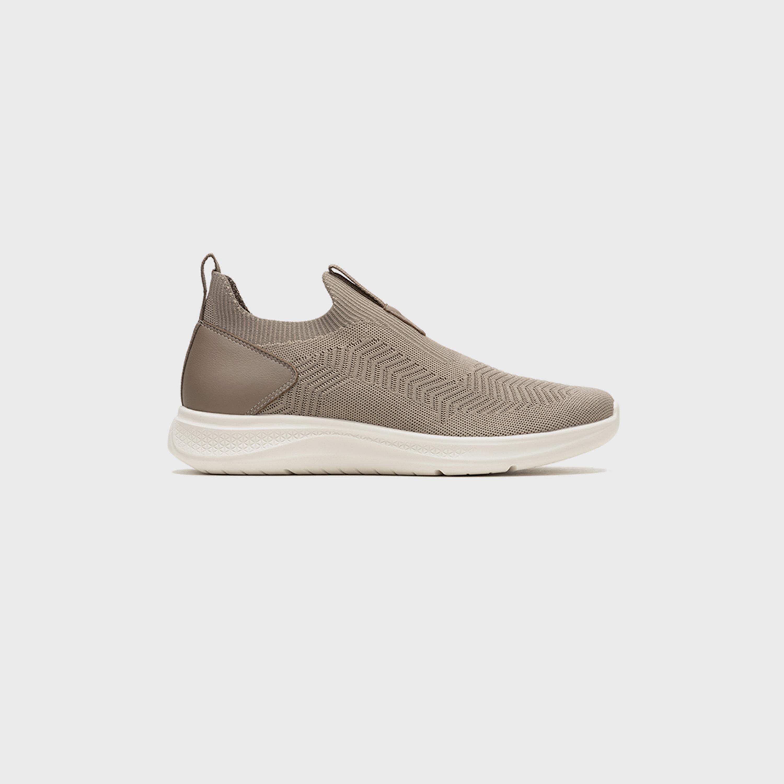 هش بابيز- حذاء رياضي إليفيت نايت للرجال  بكاحل منخفض سهل الارتداء | HPM10503-men-shoes-sneakers-image-2