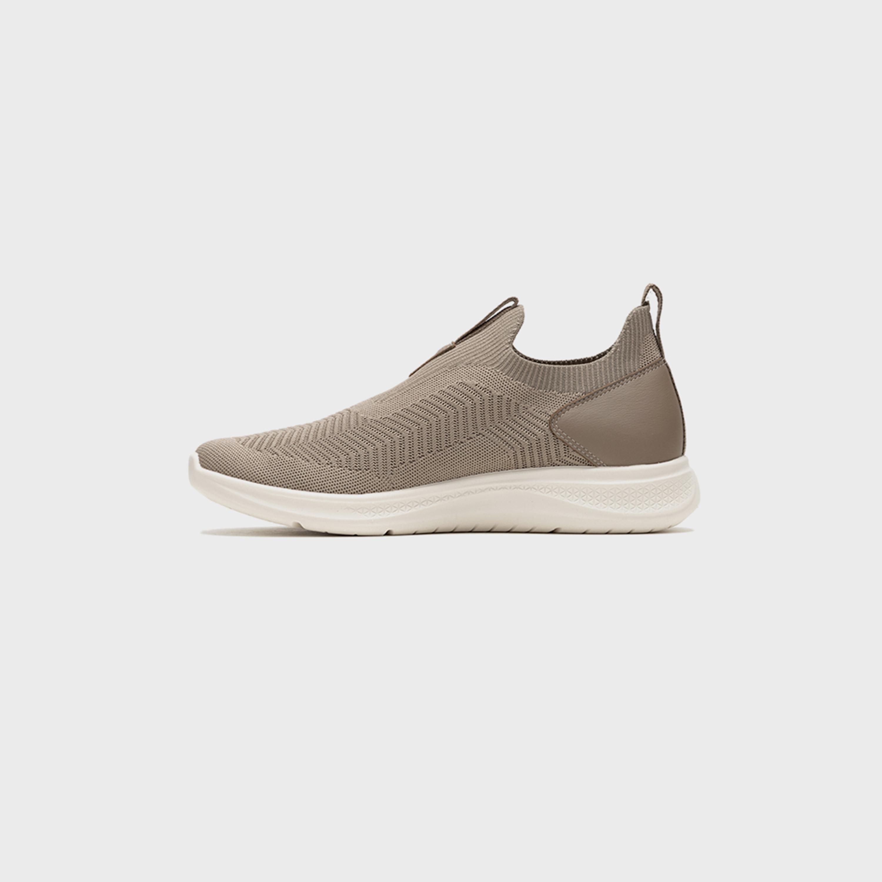 هش بابيز- حذاء رياضي إليفيت نايت للرجال  بكاحل منخفض سهل الارتداء | HPM10503-men-shoes-sneakers-image-3