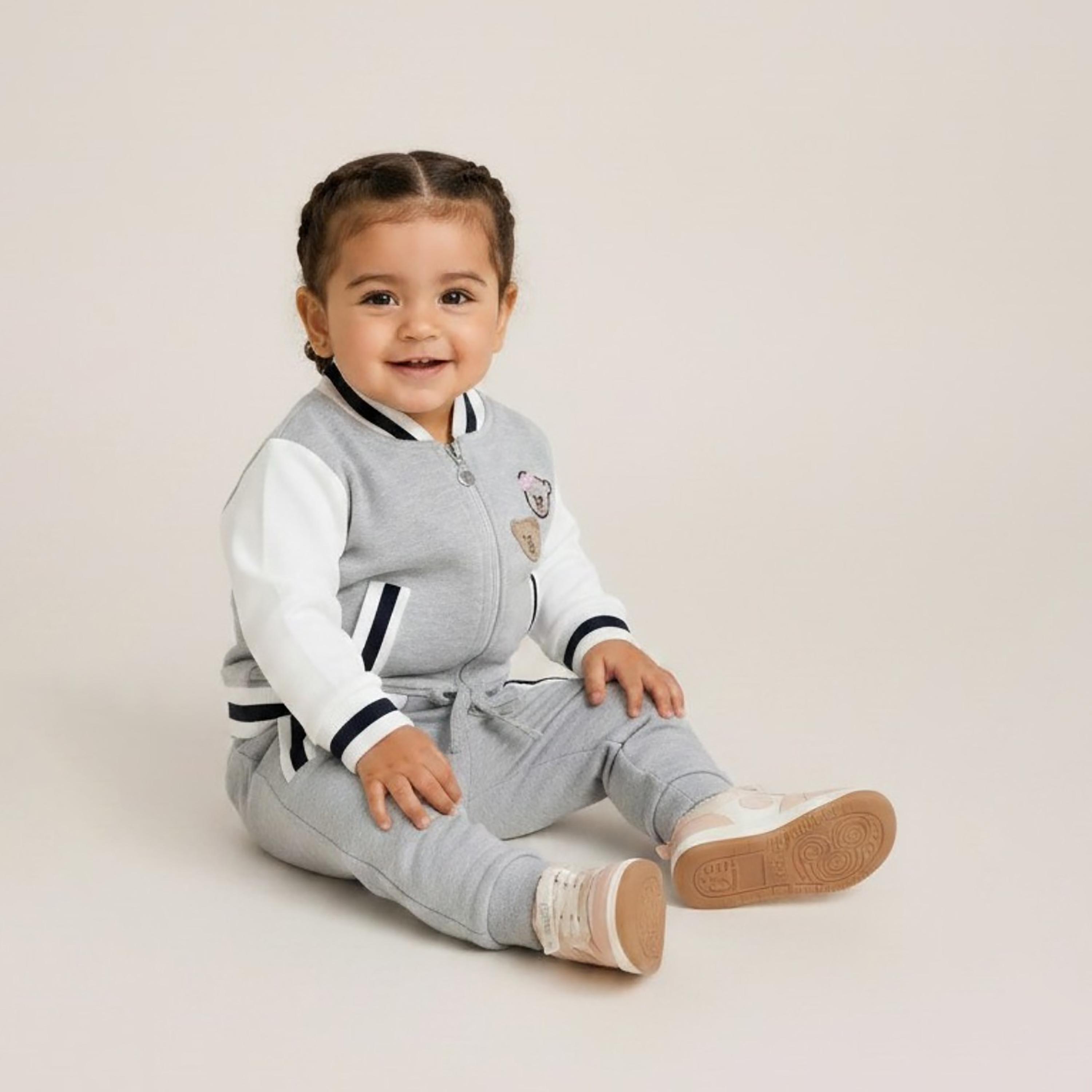 طقم جاكيت بأكمام طويلة وسحاب وبنطال جوجر بمطاط مع تطريز من فيكتور أند جين-baby-girls-clothing-setsandcoords-image-2