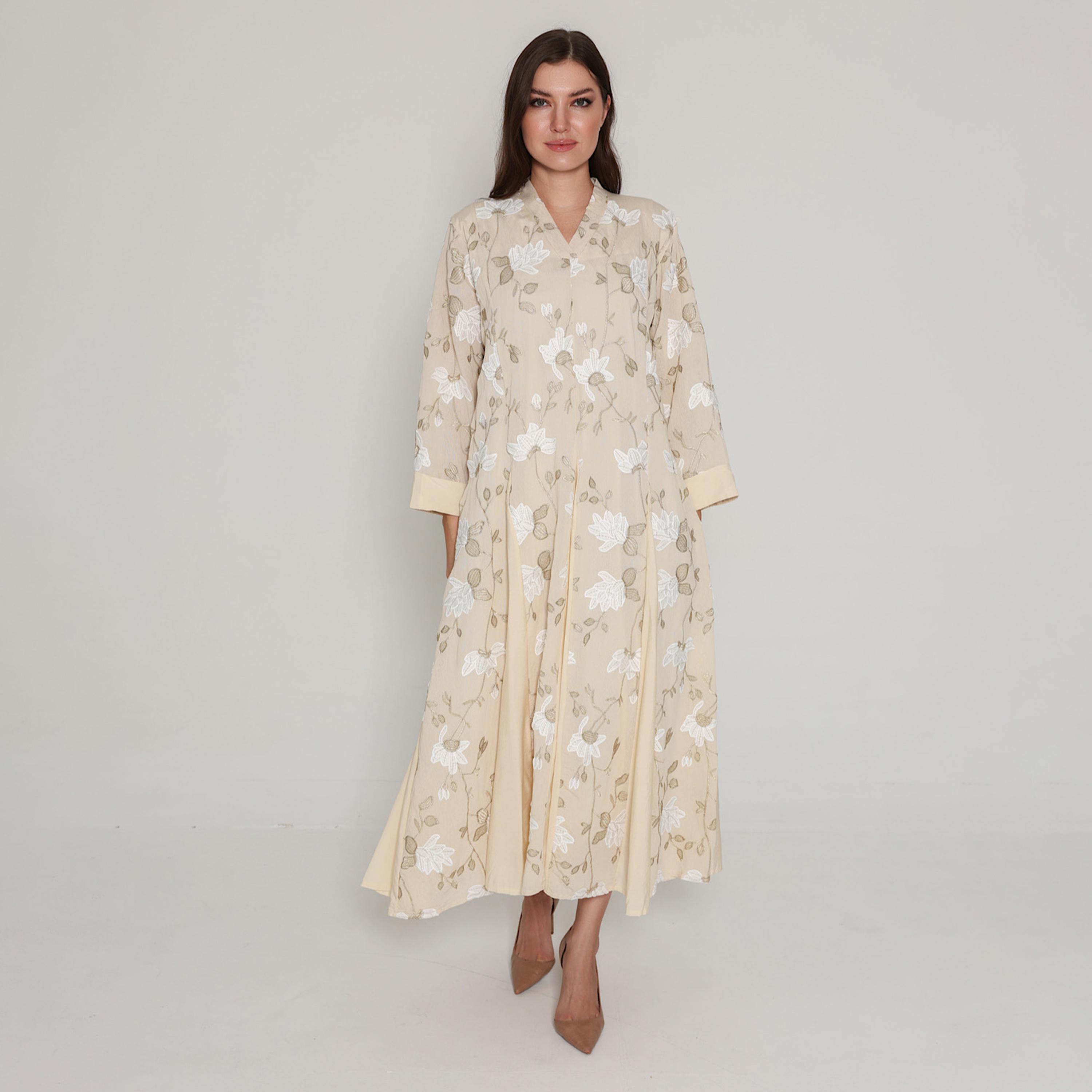 جلابية نسائية مطرزة بالزهور مع ألواح جوديت من إيككسا-women-arabicclothing-jalabiyas-image-1