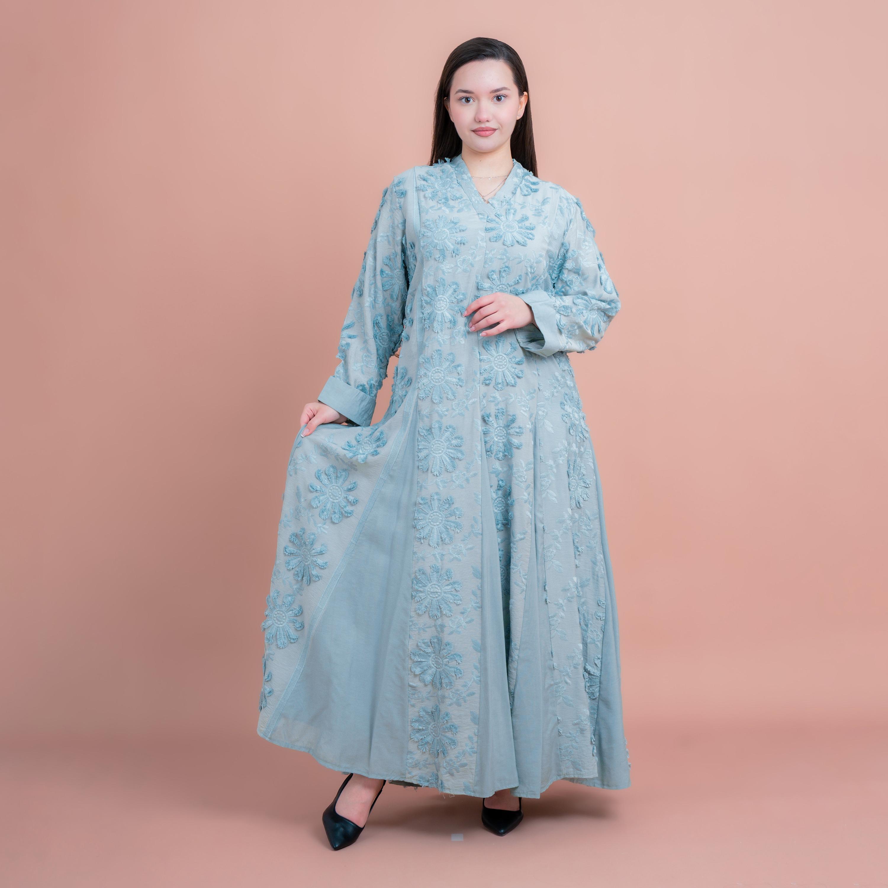 جلابية واسعة مطرزة بالزهور مع ألواح جوديت للنساء من اي كيه كيه اكس ايه-women-arabicclothing-jalabiyas-image-1