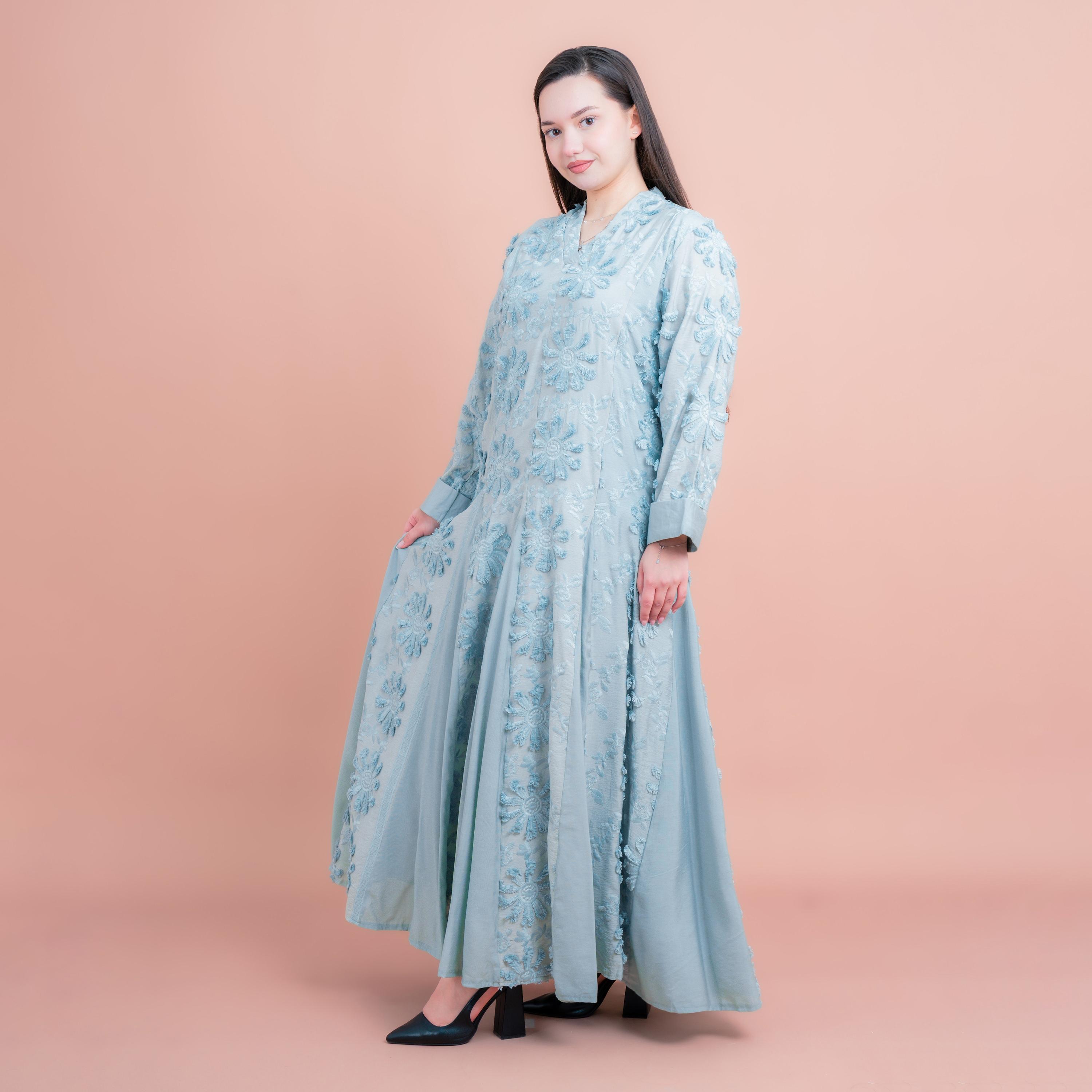 جلابية واسعة مطرزة بالزهور مع ألواح جوديت للنساء من اي كيه كيه اكس ايه-women-arabicclothing-jalabiyas-image-3