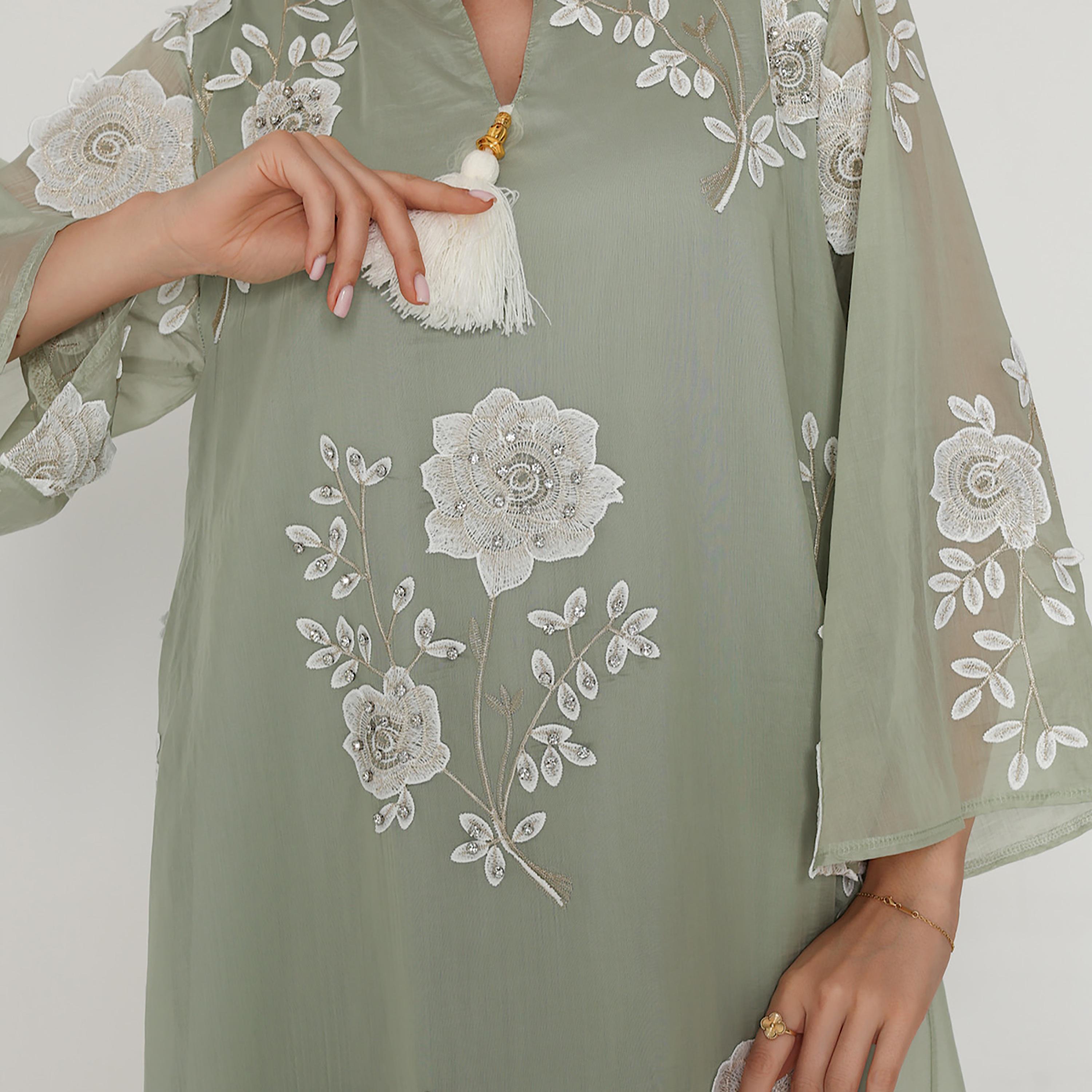 جلابية نسائية مطرزة بالزهور مع أحجار الراين وياقة ماندرين وأكمام واسعة من إيككسا-women-arabicclothing-jalabiyas-image-2