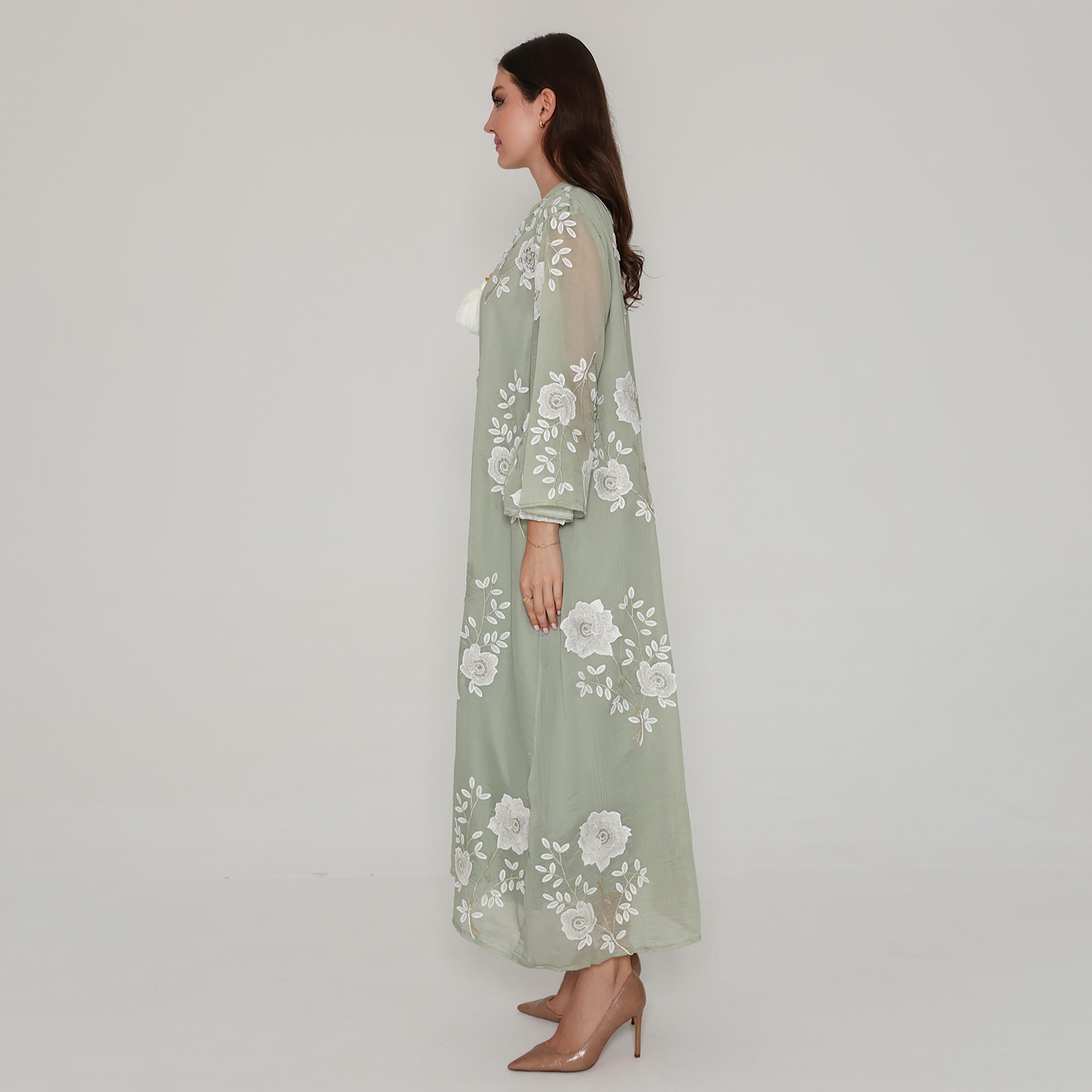 جلابية نسائية مطرزة بالزهور مع أحجار الراين وياقة ماندرين وأكمام واسعة من إيككسا-women-arabicclothing-jalabiyas-image-3