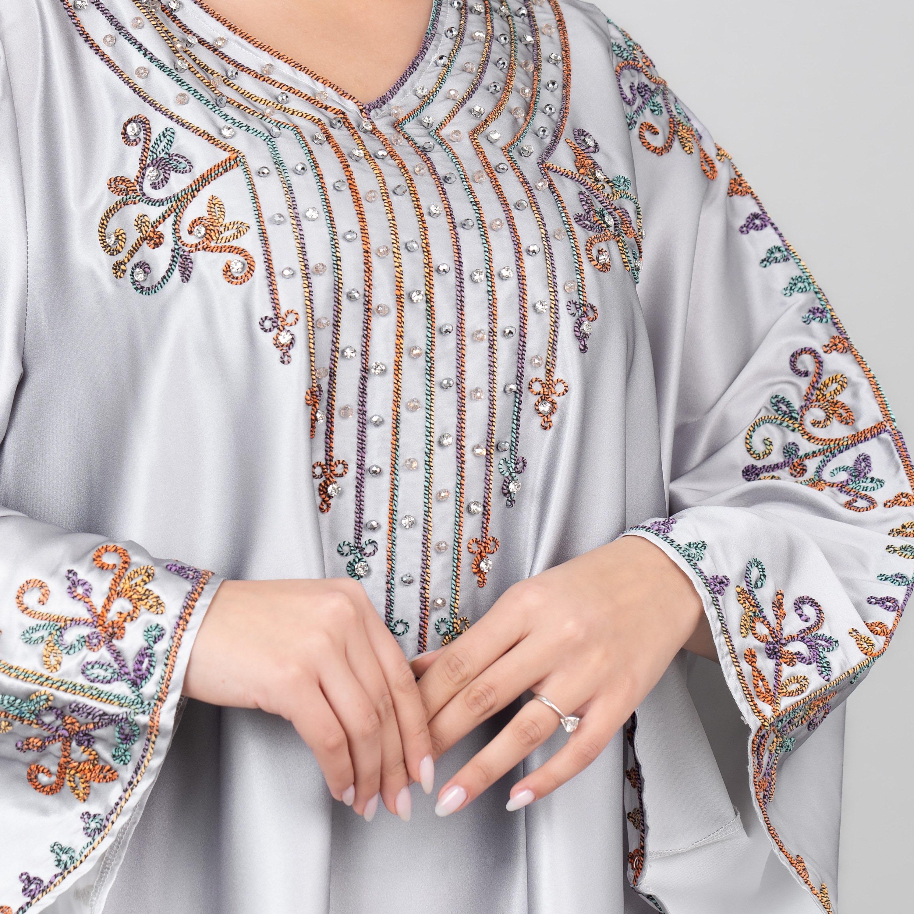 جلابية نسائية بأكمام واسعة وطبعة زهور ومطرزة بالكريستال من إككسا-women-arabicclothing-jalabiyas-image-2