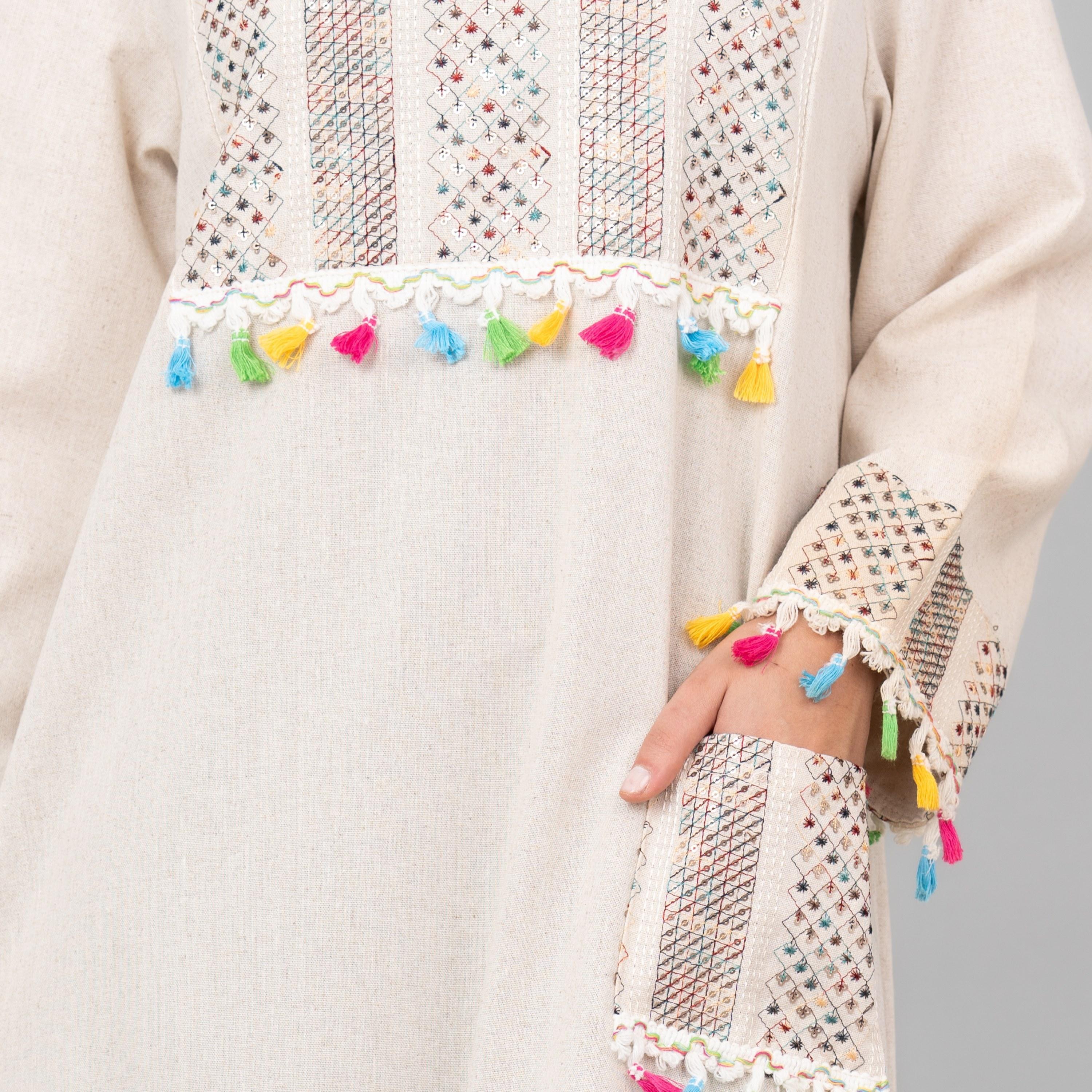 جلابية نسائية من الكتان باللون البيج مزينة بالشراشيب والترتر من إككسا-women-arabicclothing-jalabiyas-image-2