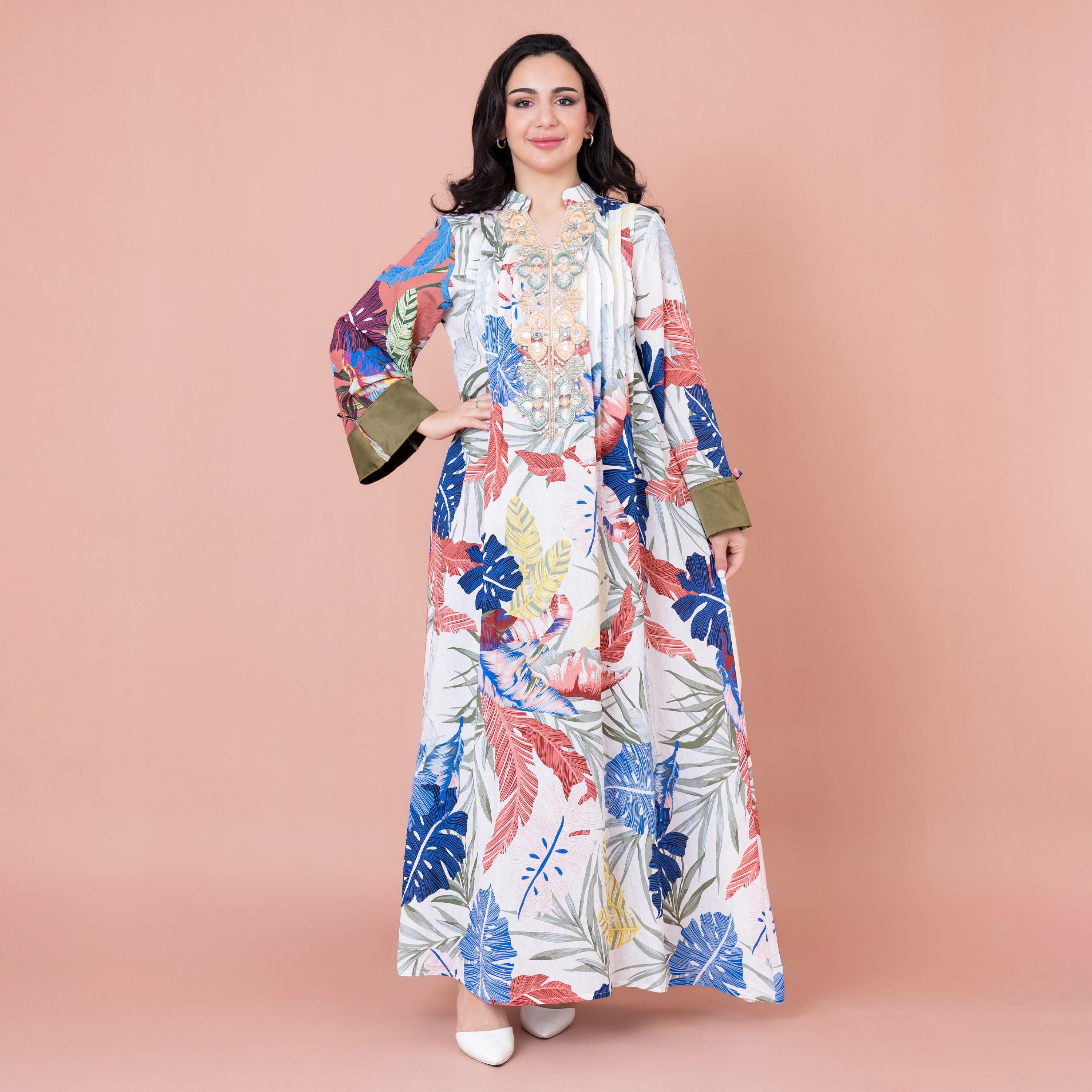 جلابية بطيات مطبوعة بأوراق شجر مزينة بالخرز من إيككسا-women-arabicclothing-jalabiyas-image-1