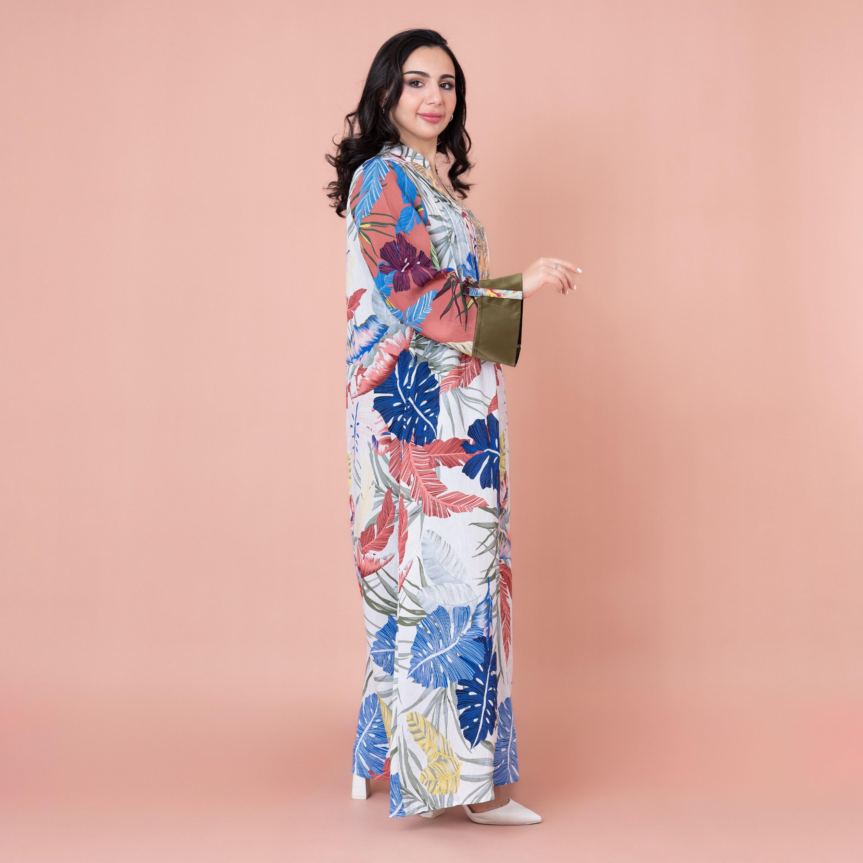 جلابية بطيات مطبوعة بأوراق شجر مزينة بالخرز من إيككسا-women-arabicclothing-jalabiyas-image-3