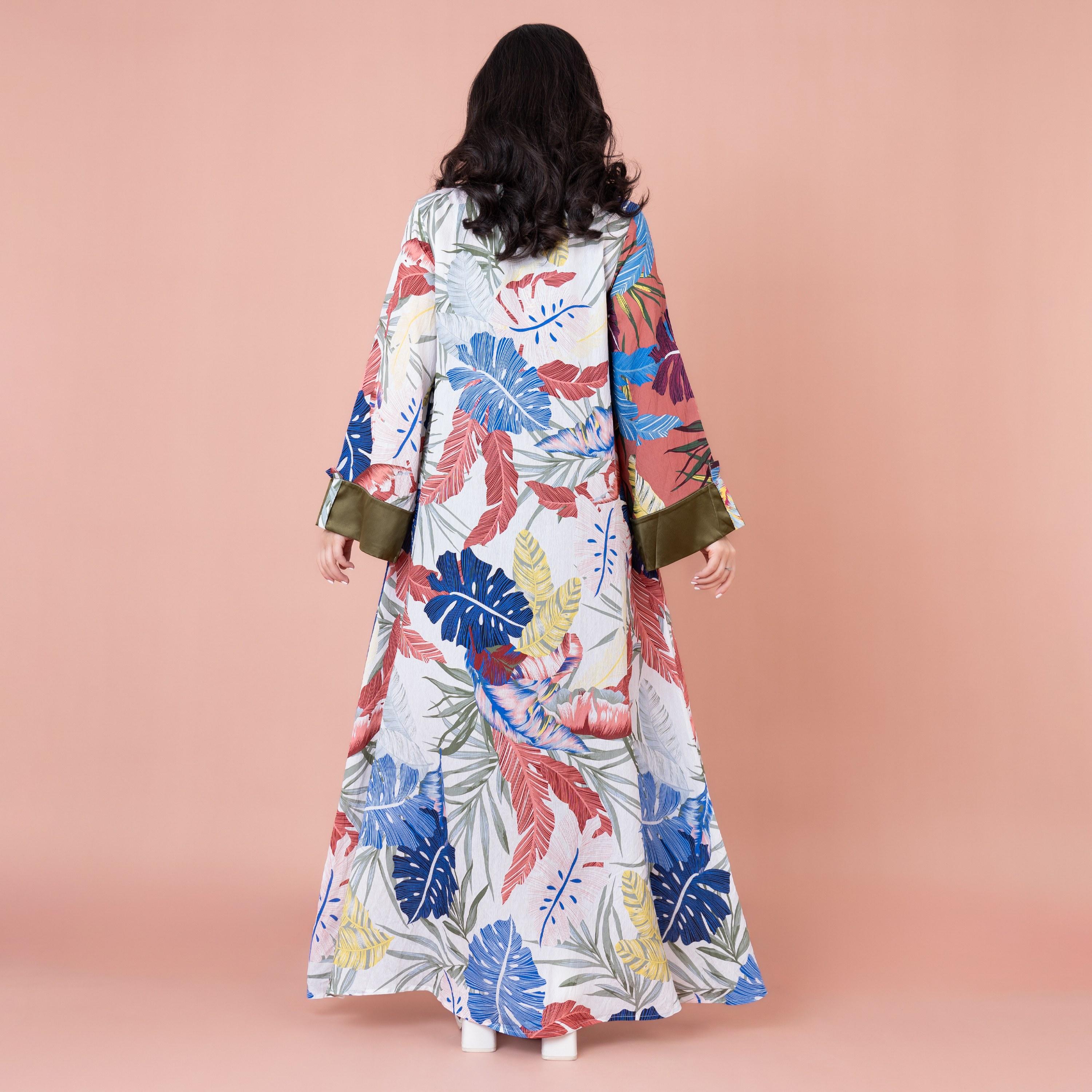 جلابية بطيات مطبوعة بأوراق شجر مزينة بالخرز من إيككسا-women-arabicclothing-jalabiyas-image-4