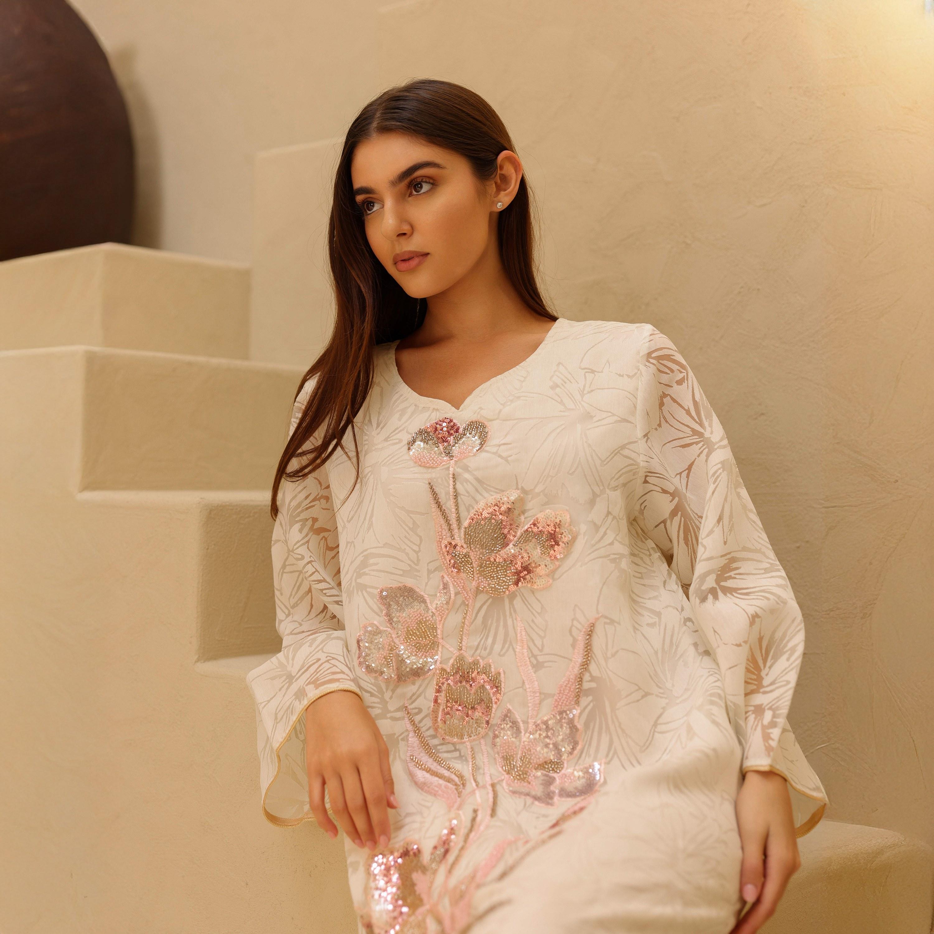 جلابية سهرة نسائية بزهور مزينة بالخرز والترتر وأكمام واسعة من إيككسا-women-arabicclothing-jalabiyas-image-9