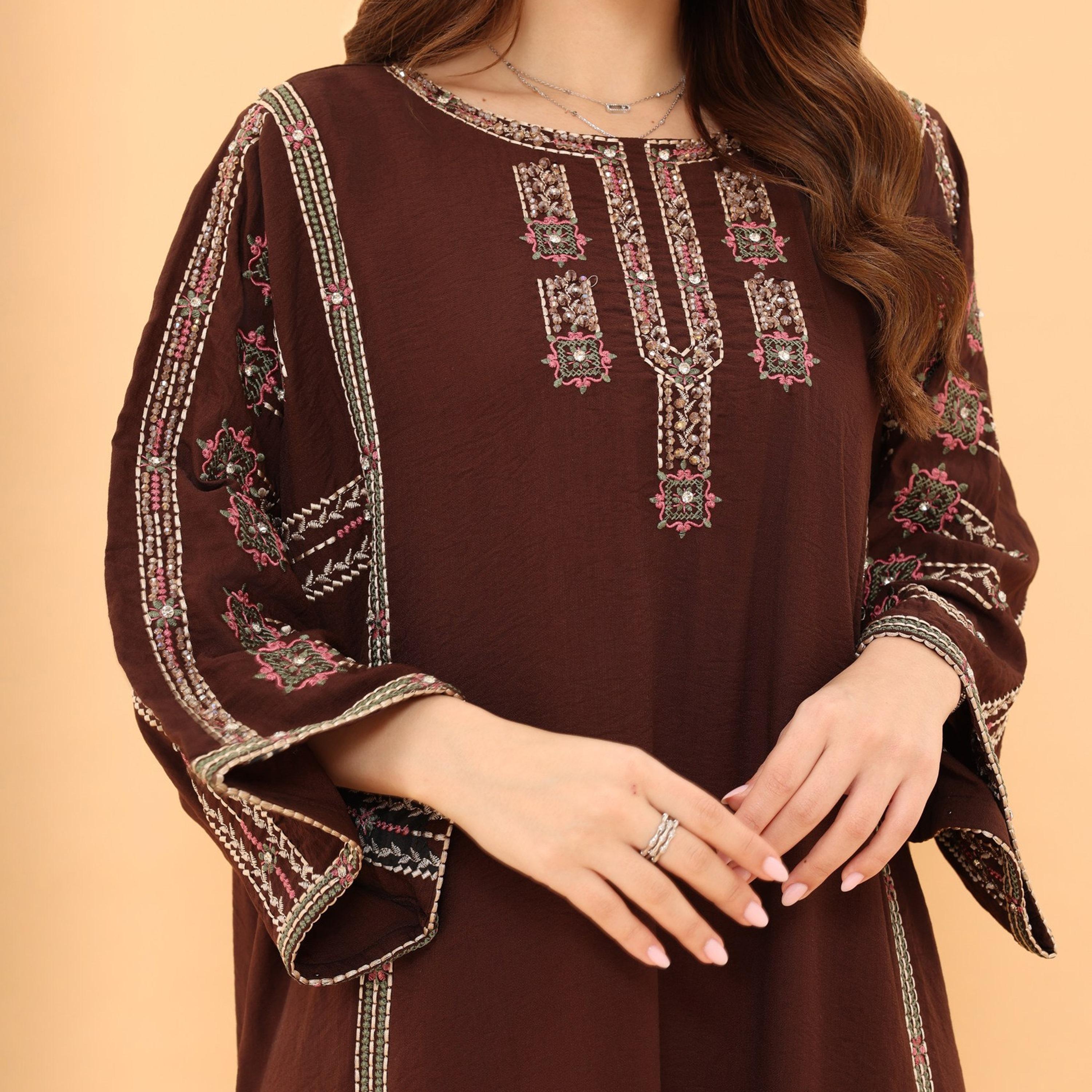 جلابية نسائية بأكمام "فليرد" واسعة مع تطريز و"كريستال" من إككسا-women-arabicclothing-jalabiyas-image-12