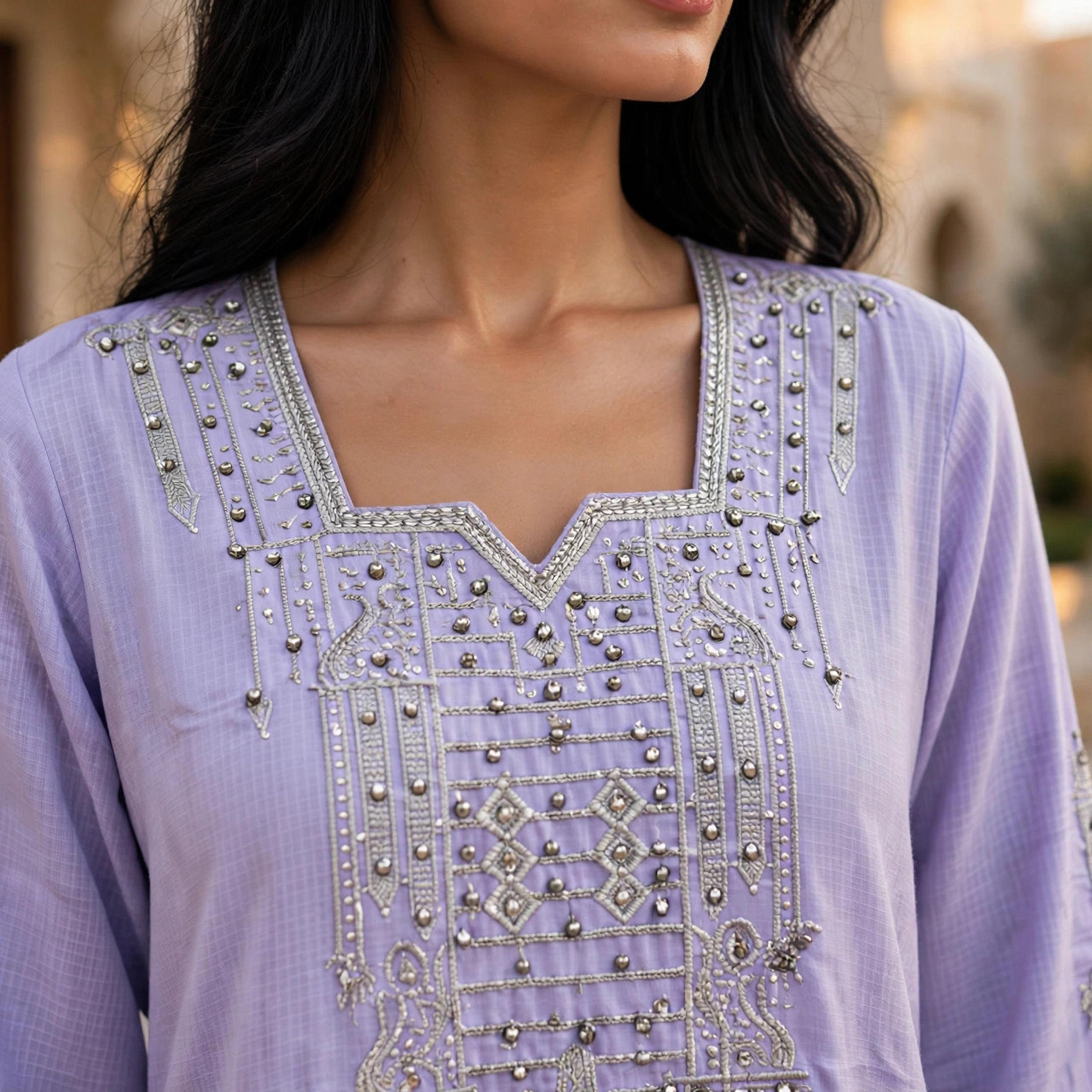 جلابية حريمي انسيابية بياقة مربعة مع تطريز على الصدر من إككسا-women-arabicclothing-jalabiyas-image-2